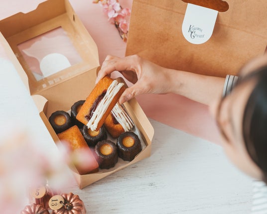 蔵前の焼きたてカヌレ専門店「KURAMAE CANNELE」、春のおでかけにぴったりの『お花見BOX』を3/20(金)より期間限定販売 蔵前の焼きたてカヌレ専門店「KURAMAE CANNELE」、春のおでかけにぴったりの『お花見BOX』を3/20(金)より期間限定販売