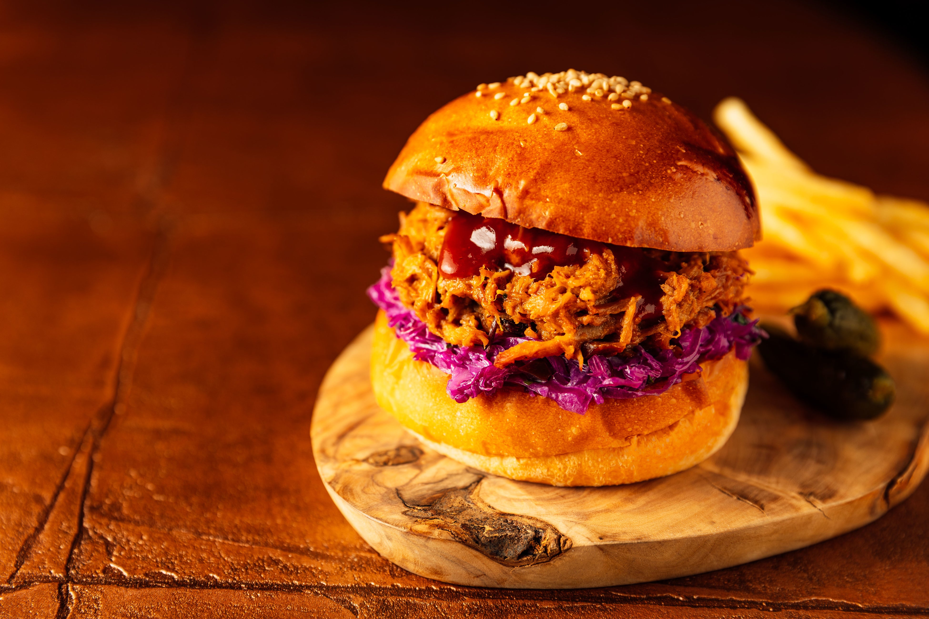 【TAMEALS品川店】「高知産四万十ポークのプルドポークバーガー」飼料に高知県名産の『芋けんぴ』を加えることで、脂身に甘みが乗り、多くの県民に愛されています