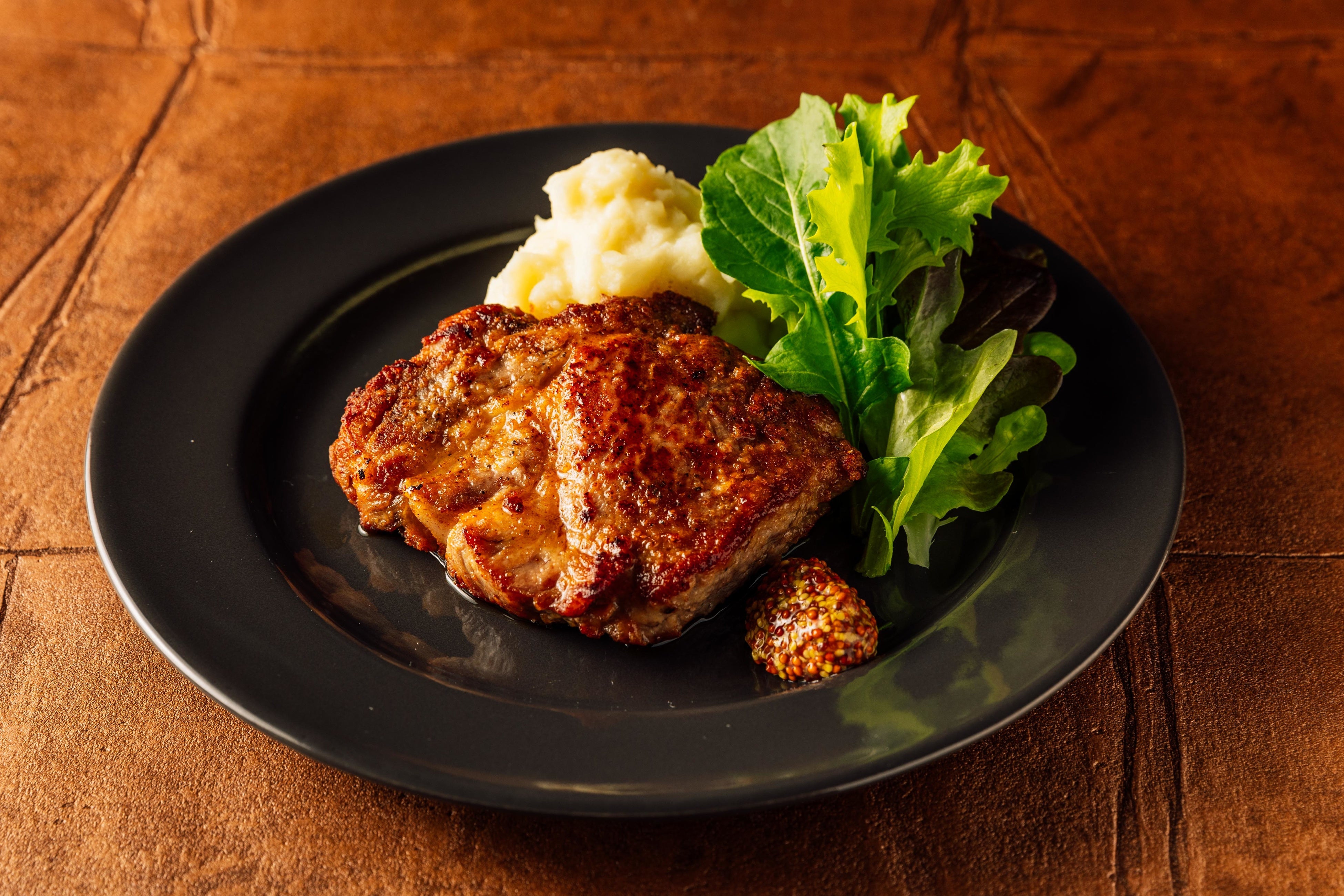 【TAMEALS大手町店】「高知産四万十ポークの肩ロースコンフィ」赤みの中に綺麗なサシが入る霜降りが特徴