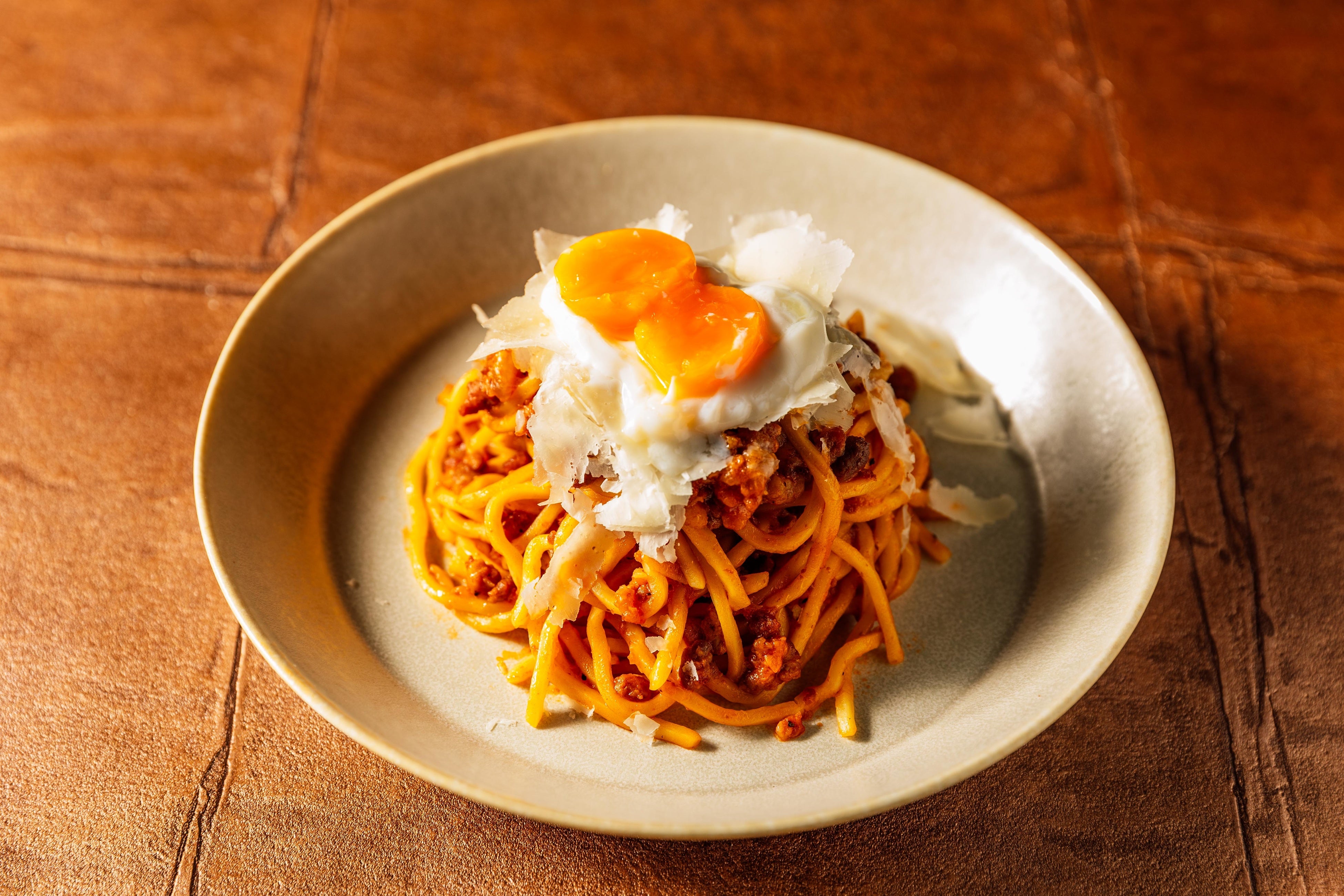 【TAMEALS全店舗】「高知産四万十ポークのボロネーゼ」通常よりも30日長く飼育することで、お肉に味をのせています。食べた時に味わいを深く感じることができます