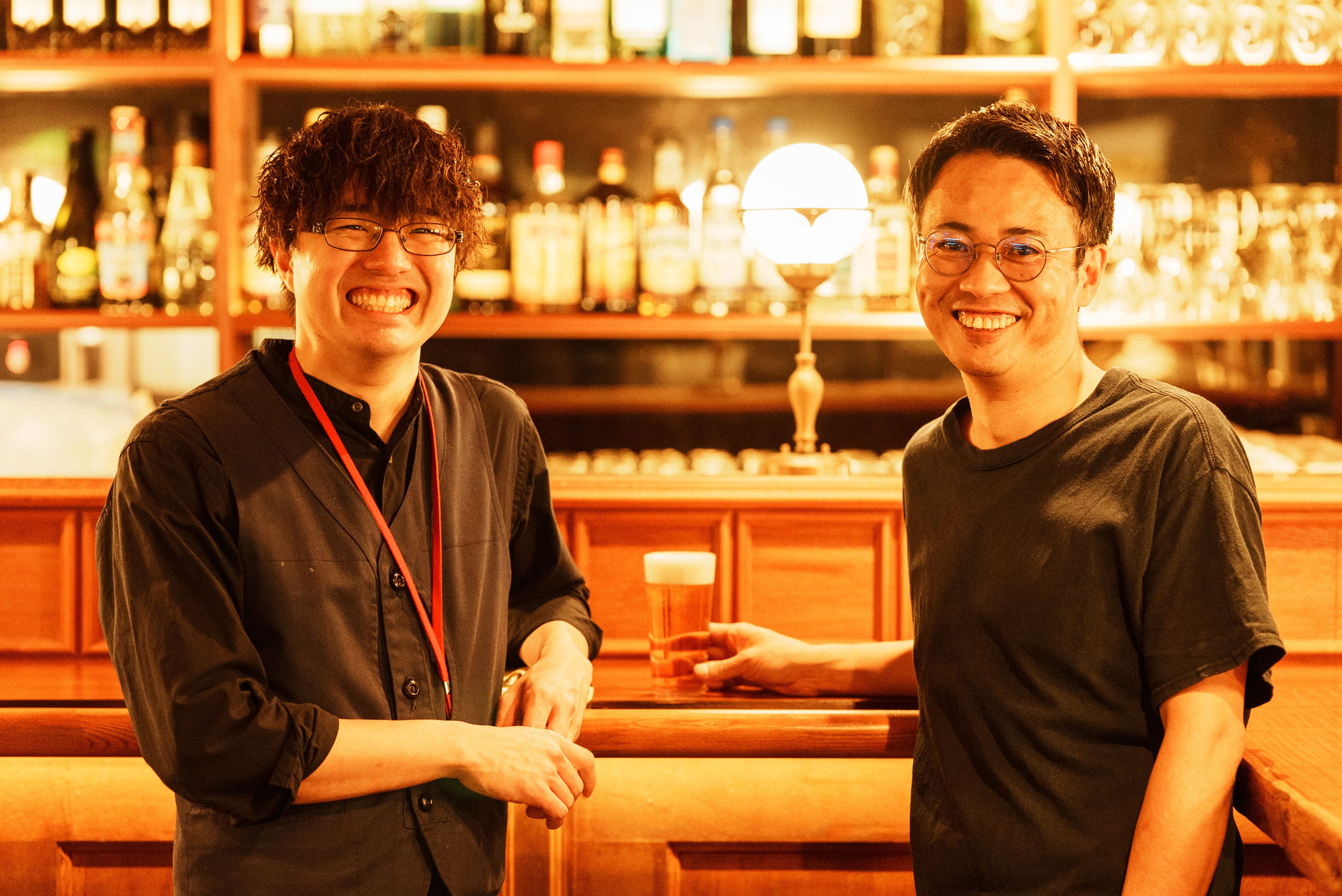 （左）Depotビアマイスター 林 慧  　（右）「ひまりや」オーナー兼ビアマイスター 福本 政輝