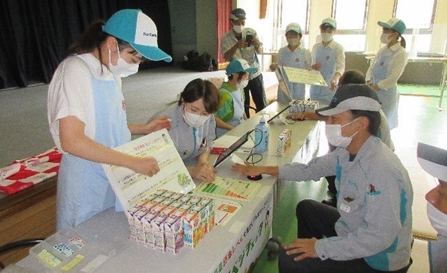 8月31日（水）に開催された「野菜の日」イベントに学生たちが参加し、「日本女子大WEEK」を従業員にPRした