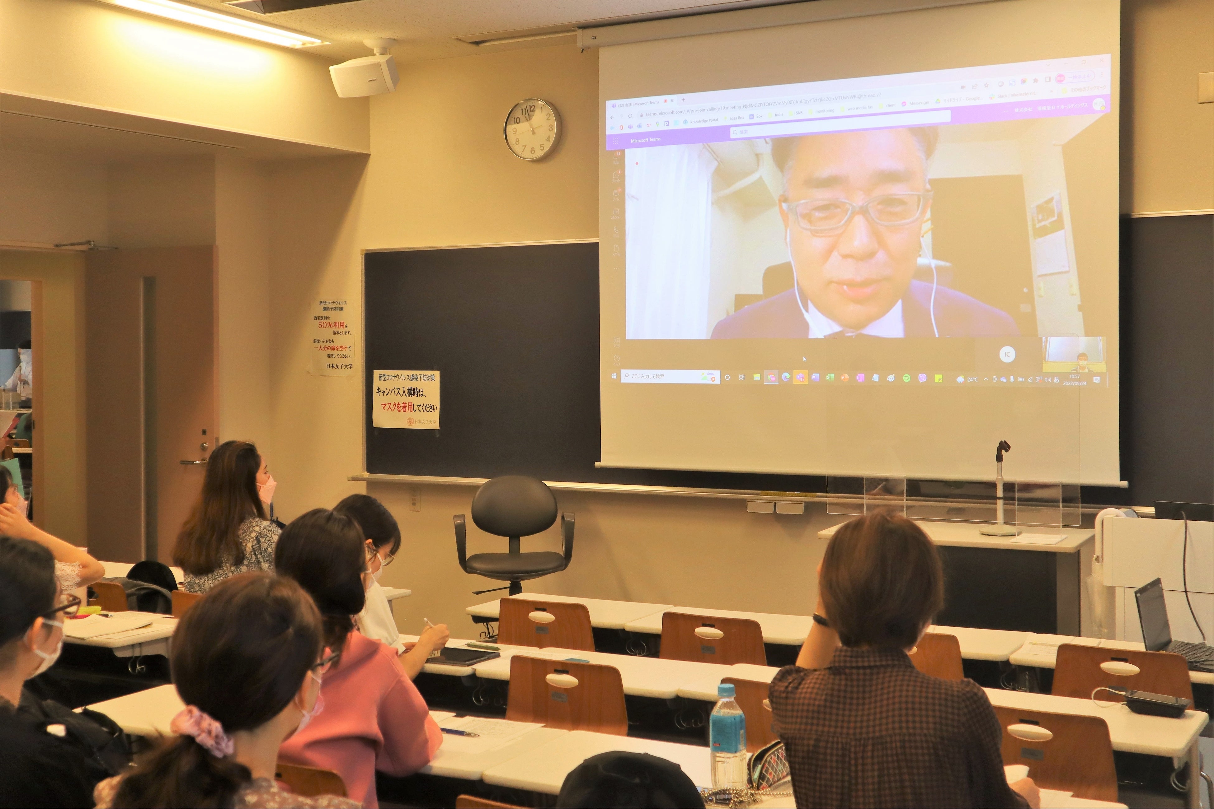 授業の冒頭で、ミツカングループ広報担当より、挨拶と今回の取り組みに至った背景と想いについて、参加学生に話をしました。