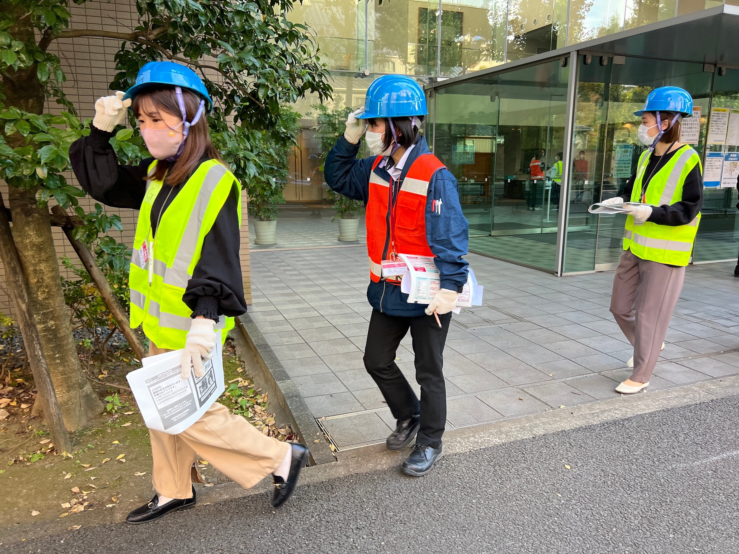 屋外から施設の安全点検を行う