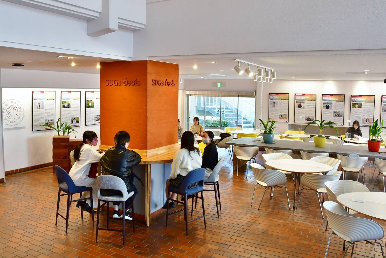 「SDGs Oasis」のロゴがあしらわれた柱を囲むようにハイカウンターを設置