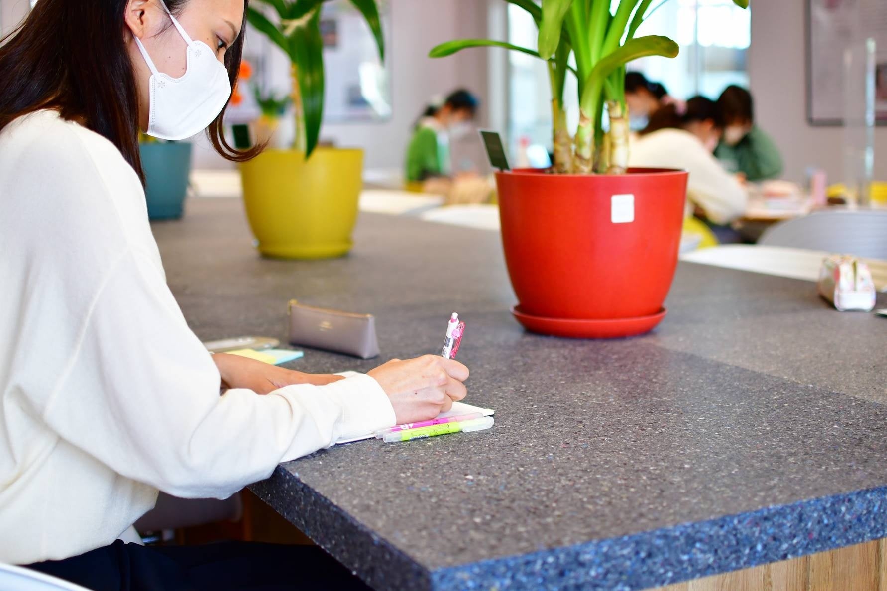 中央のビッグテーブルは、篠原学長が選定した廃棄衣料繊維を原料としたサステナブルボードを使用