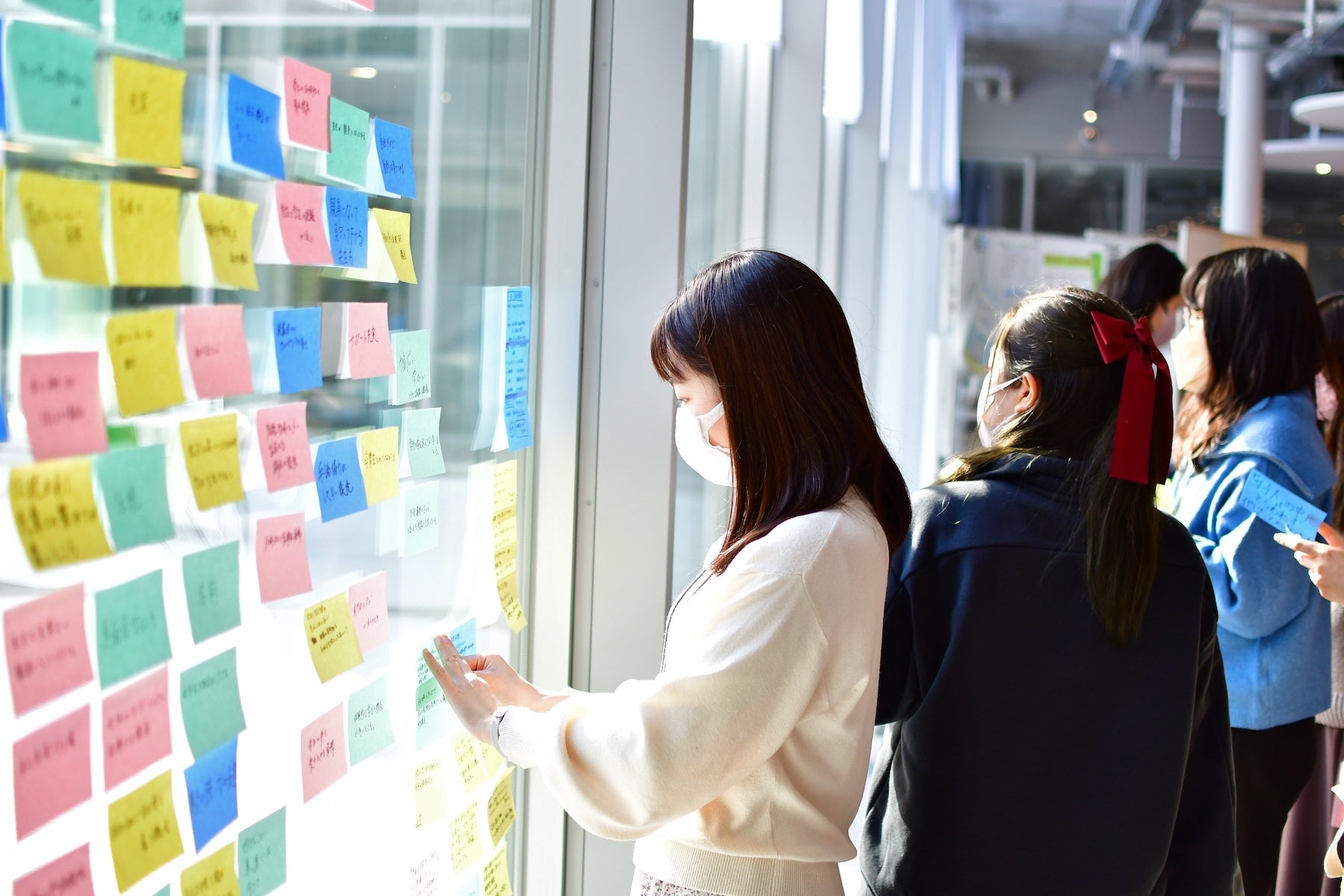 学生たちが各々の考える本学の良さを書き出していきます