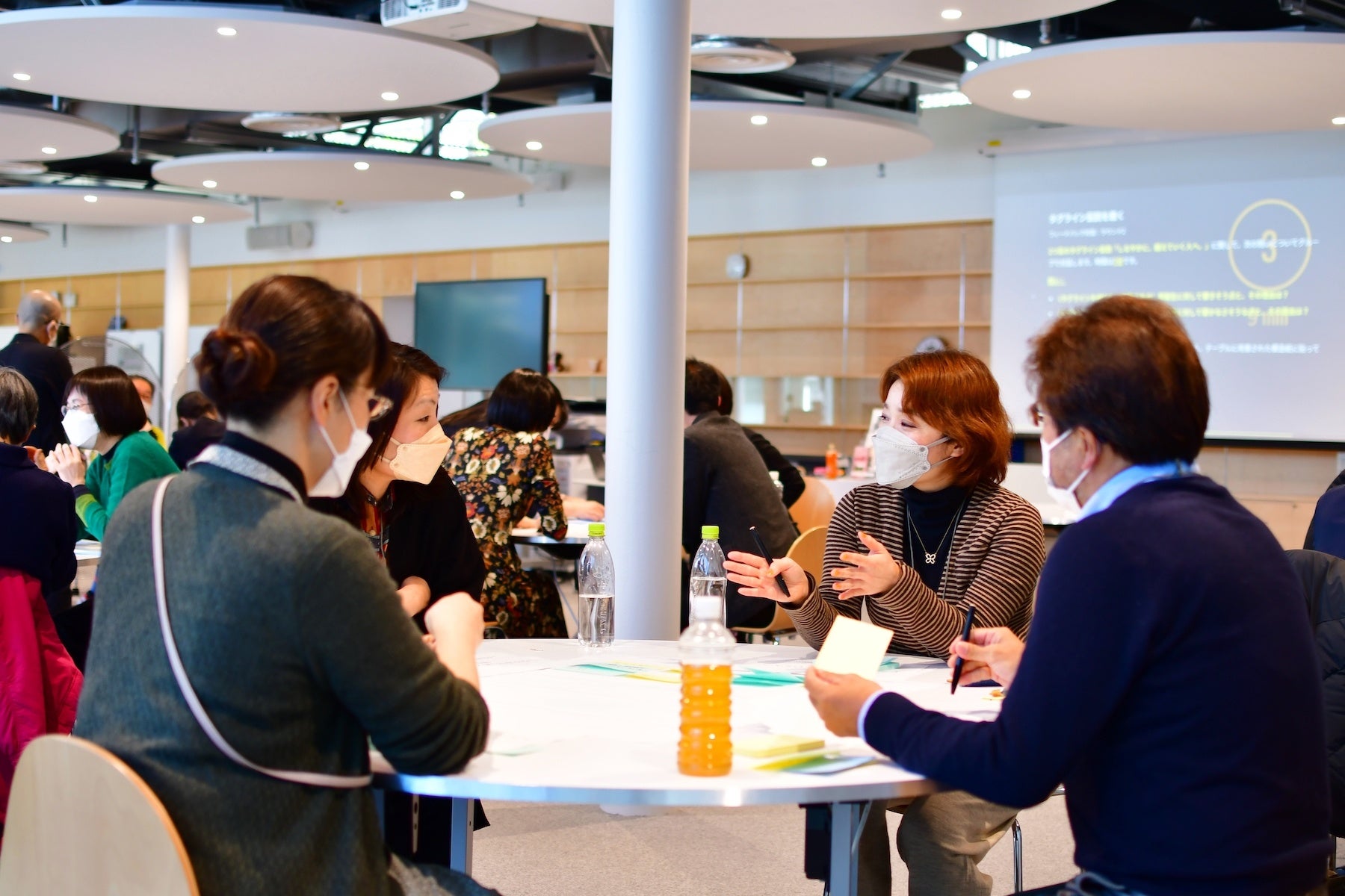 教員たちも学科を超えて本学の可能性を話し合いました