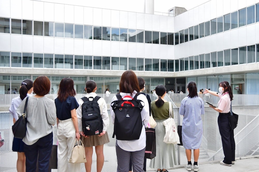 学生スタッフによるキャンパス見学ツアーは定員に達する回もある人気企画
