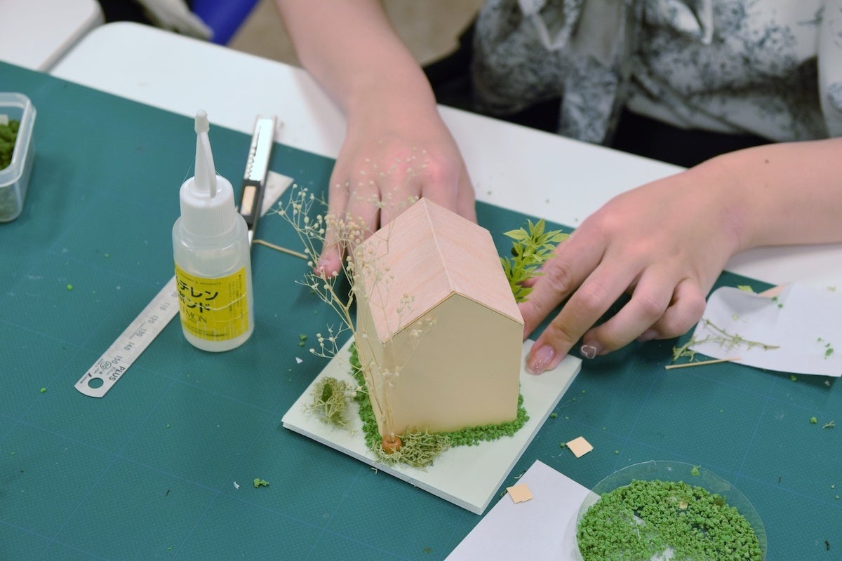 建築デザイン学部では模型製作体験を企画