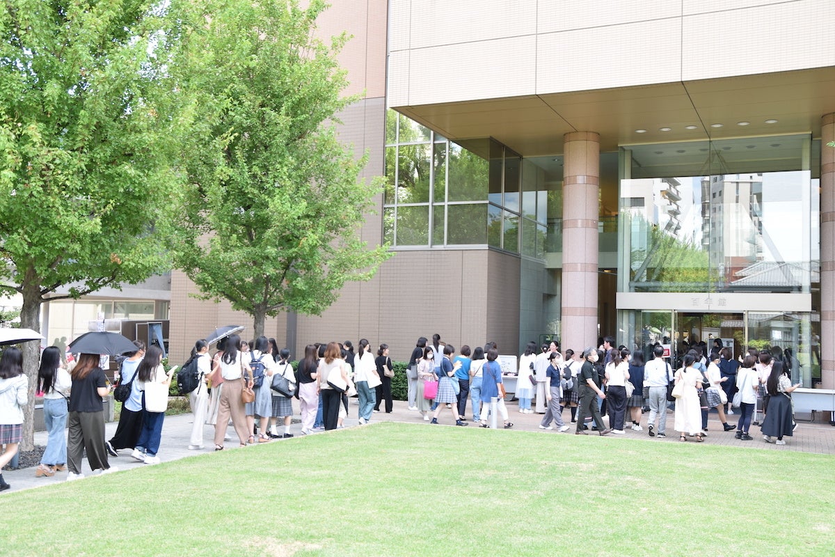 来場者でにぎわう受付