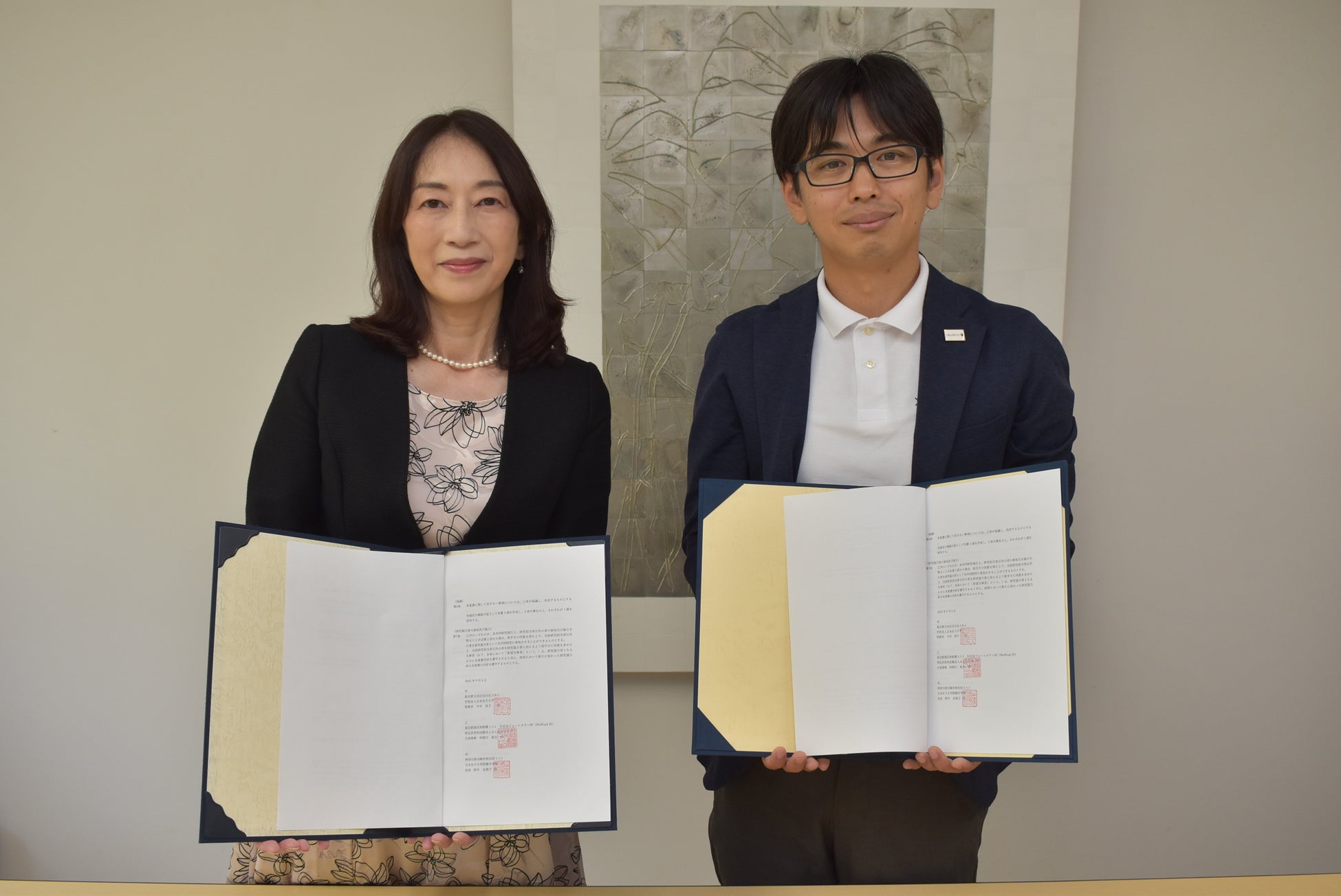 左:日本女子大学附属中学校 野中友規子 校長、右:みんなのコード代表理事 利根川裕太