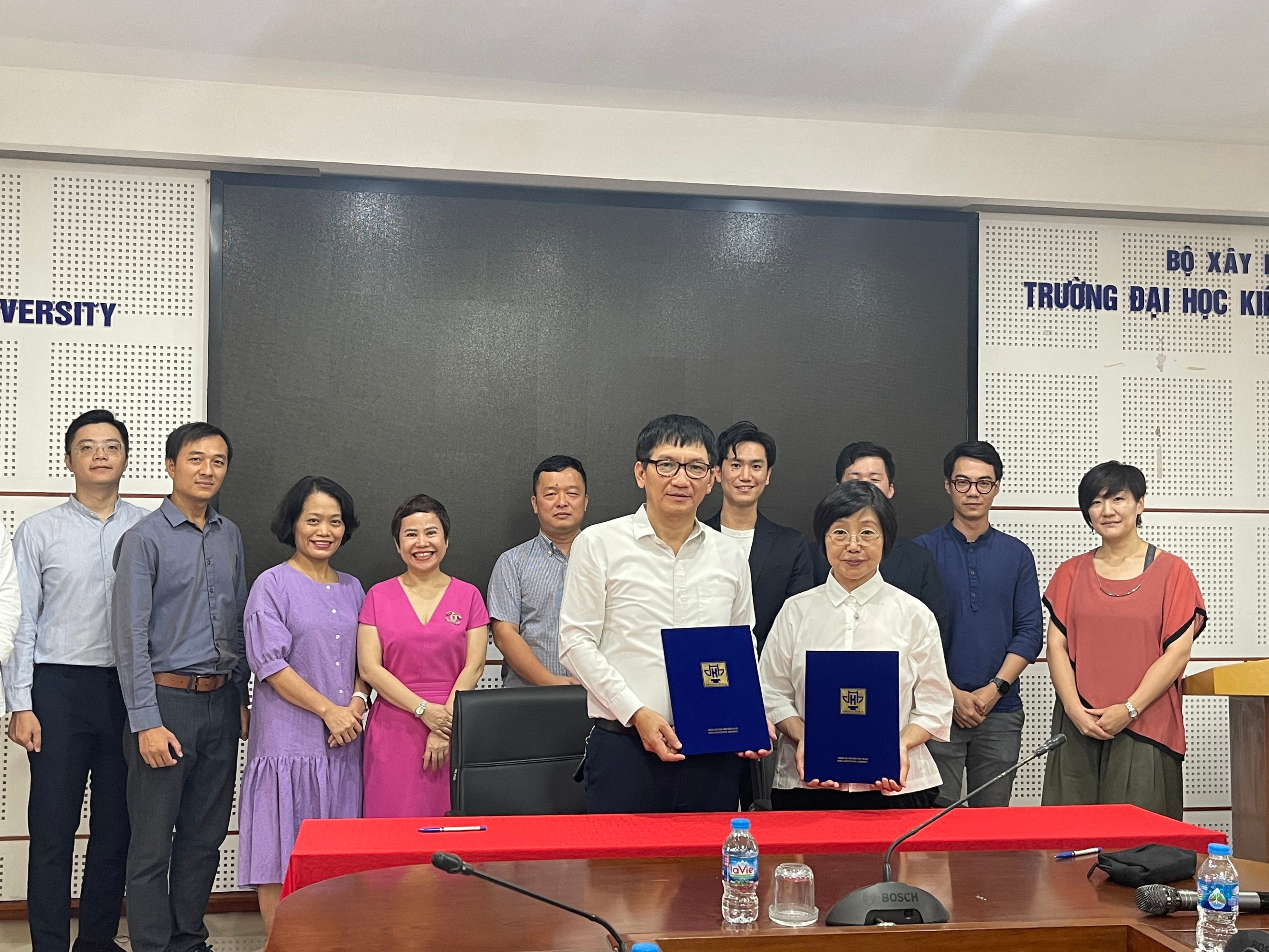 ハノイ建築大学レ・クアン学長と 日本女子大学篠原学長による協定締結の様子