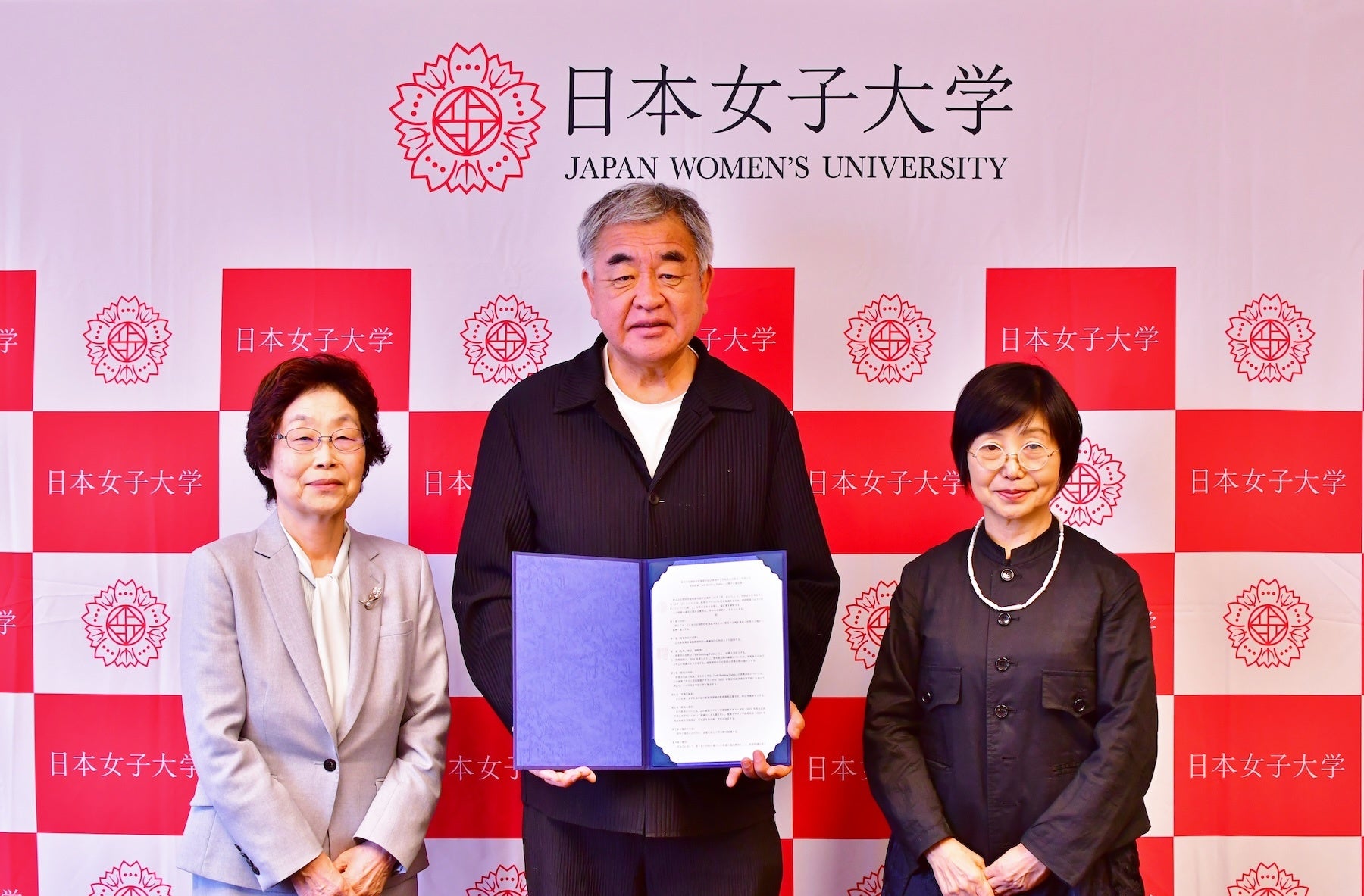 （写真左から）本学 今市理事長、 隈研吾建築都市設計事務所 隈氏、 本学 篠原学長による協定締結