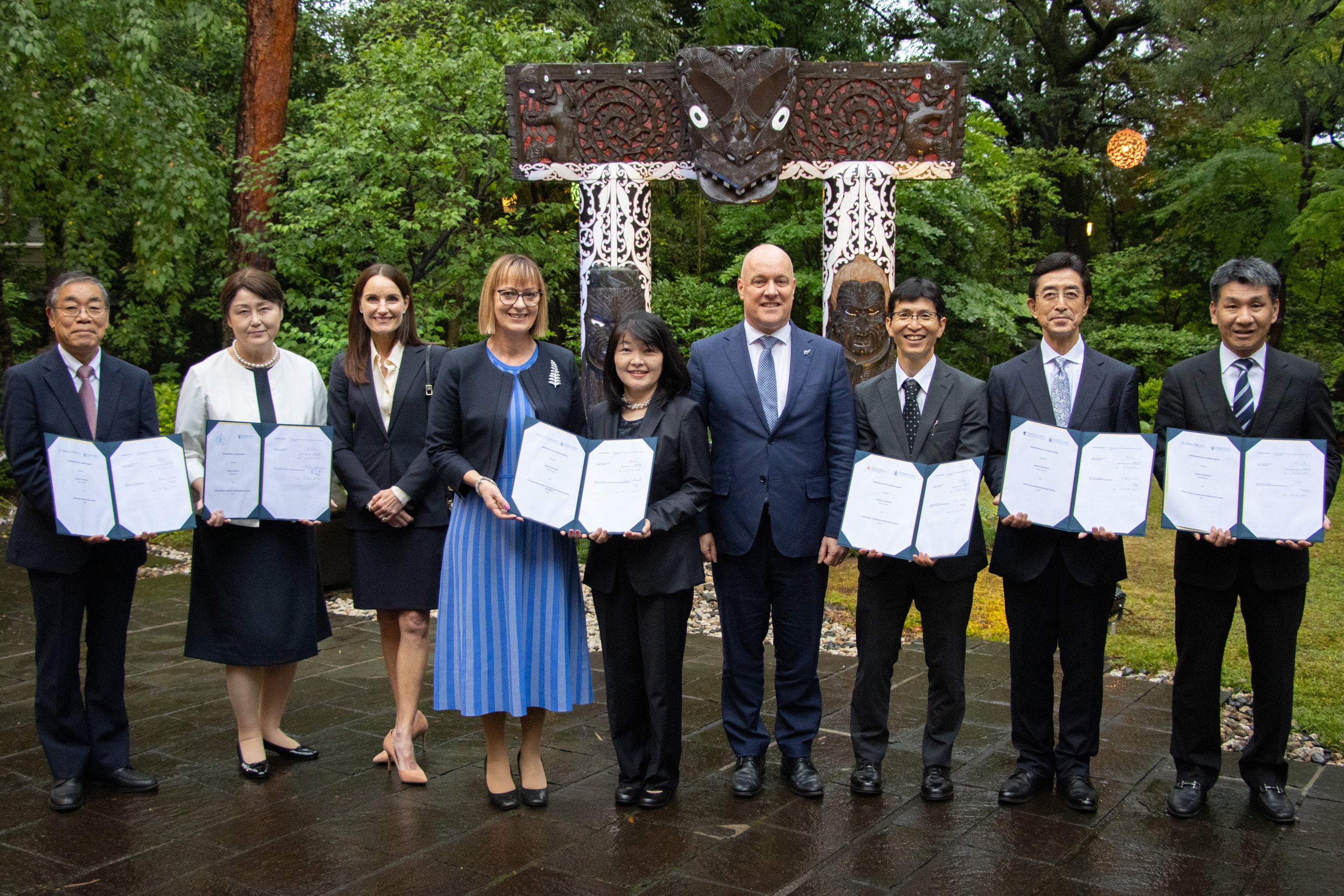 協定を締結した各校の代表とニュージーランドのラクソン首相