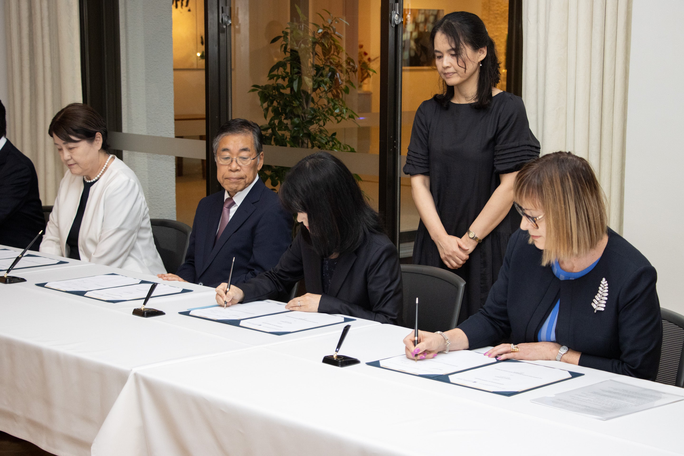 協定書に署名する本校の薄校長とマッセイ大学 シェリー・ターナー理事・副学長