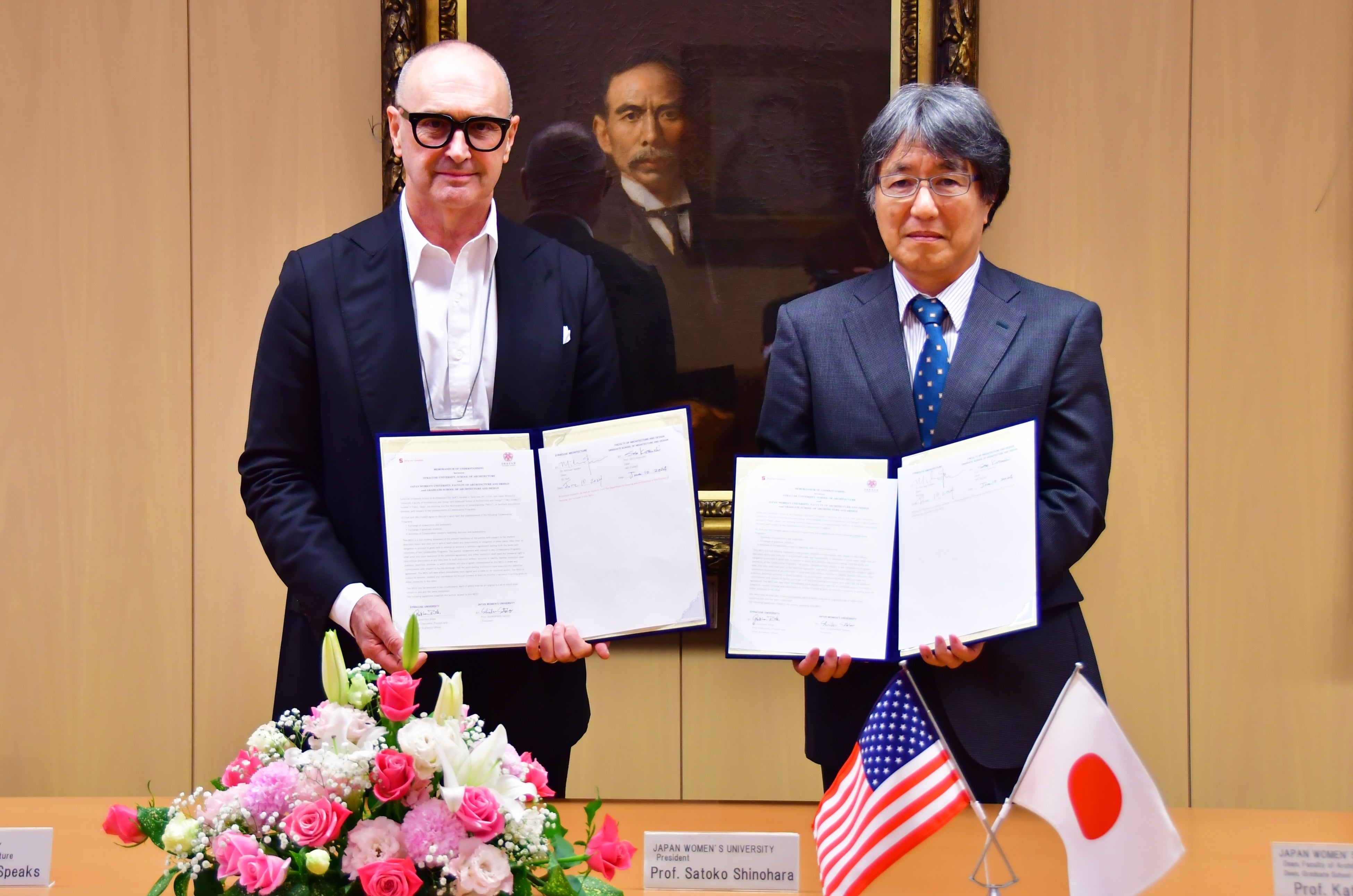 建築学部マイケル・スピークス学部長と建築デザイン学部佐藤克志学部長