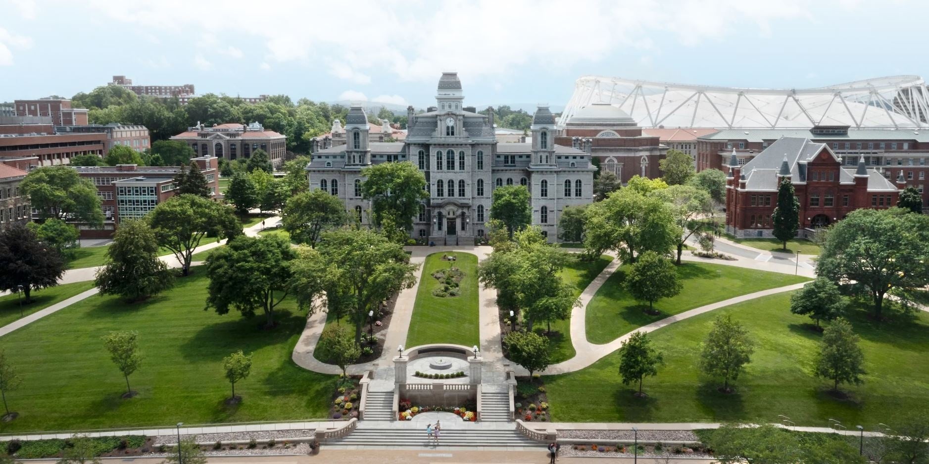 広大で緑豊かなキャンパス内に校舎が点在する シラキュース大学