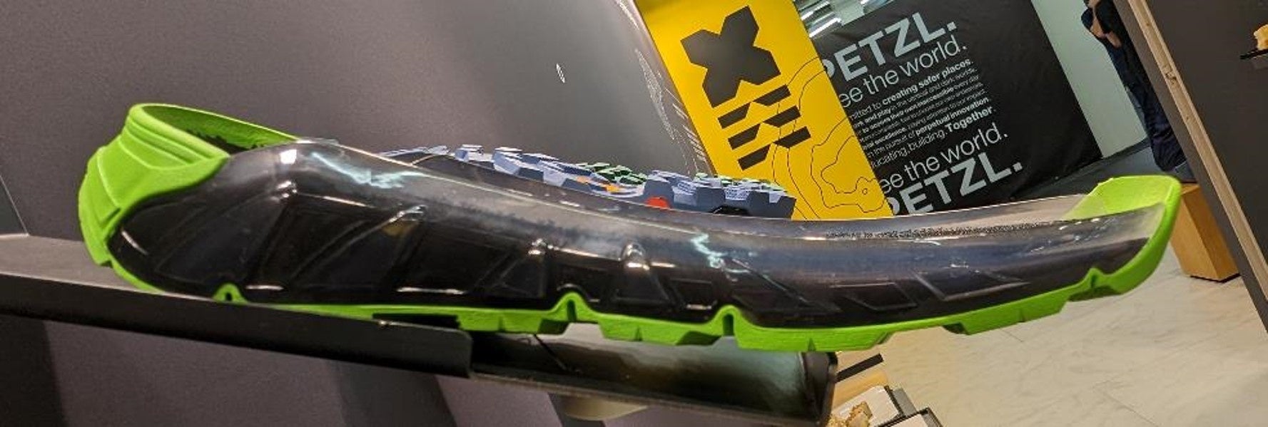 ミッドソール側壁（ヴィブラムラバー、もしくはTPU）