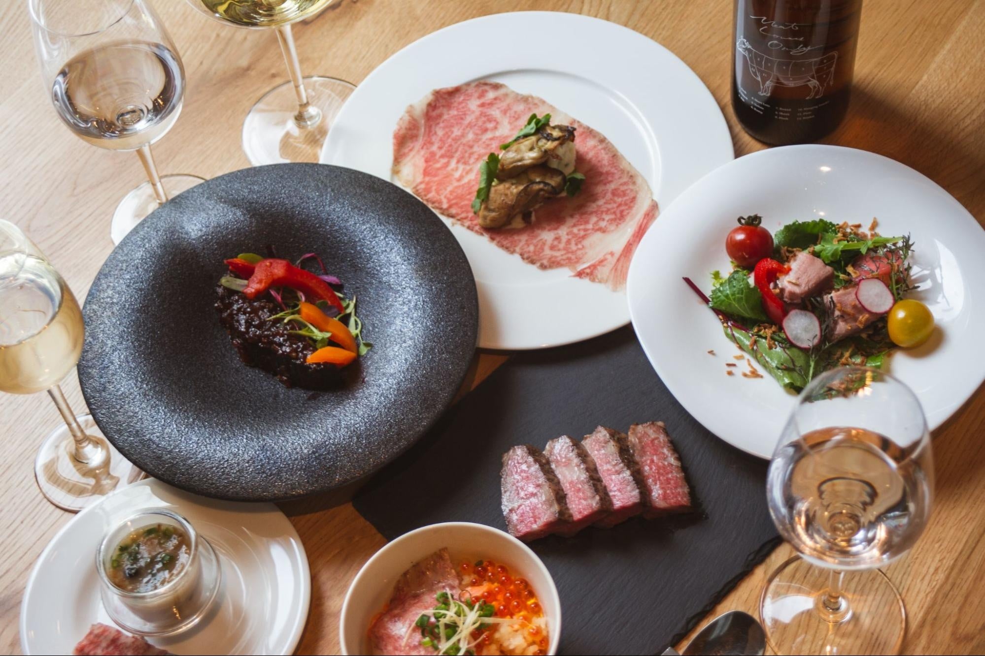 【料理】 おまかせコース（9品）：5,500円（税込）  【ドリンク】（※飲み放題） ペアリングコース：3,300円（税込） ソフトドリンクコース：税込1,650円（税込）