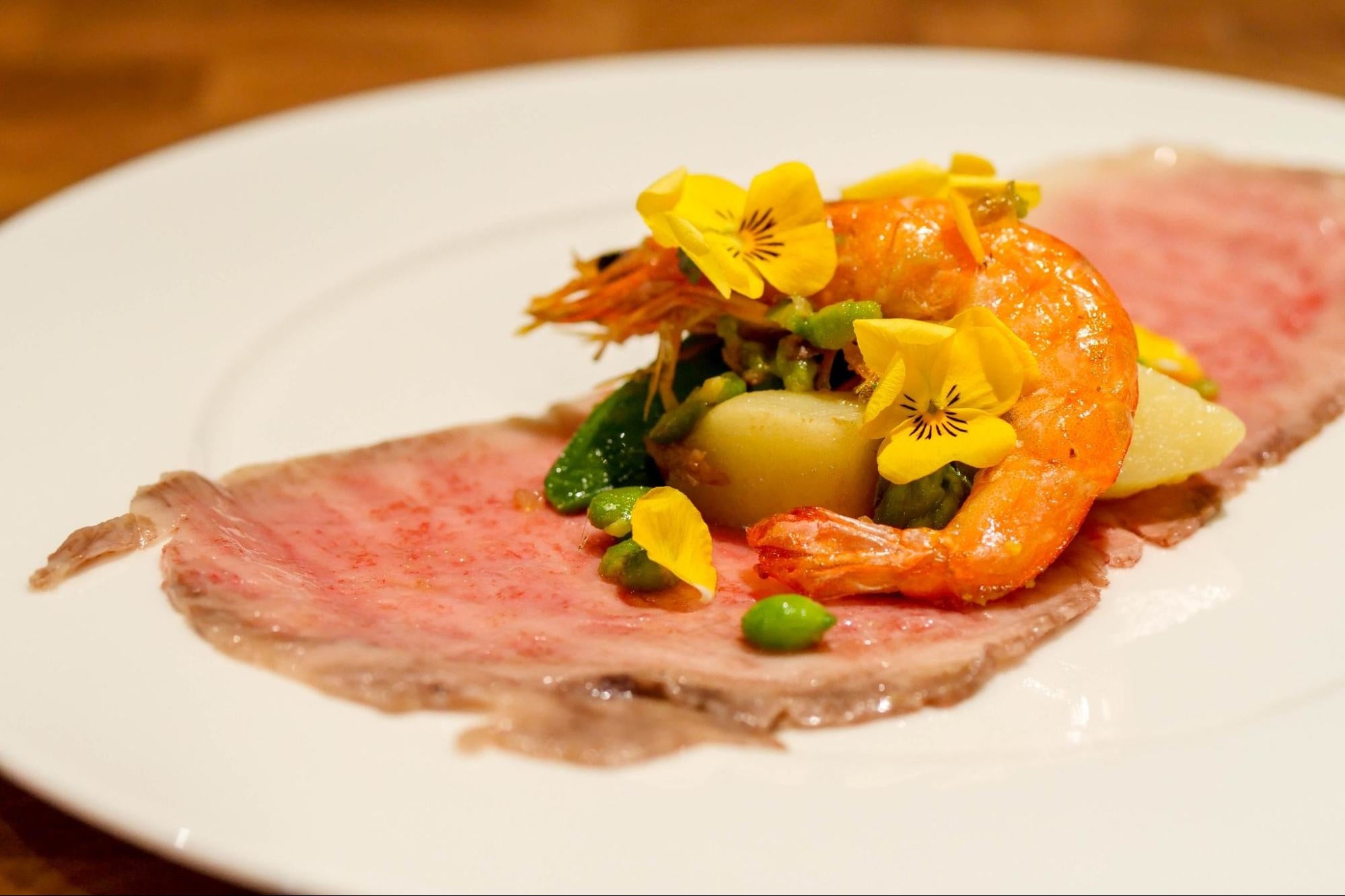 薄切りサーロイン高エビのアヒージョを添えて　