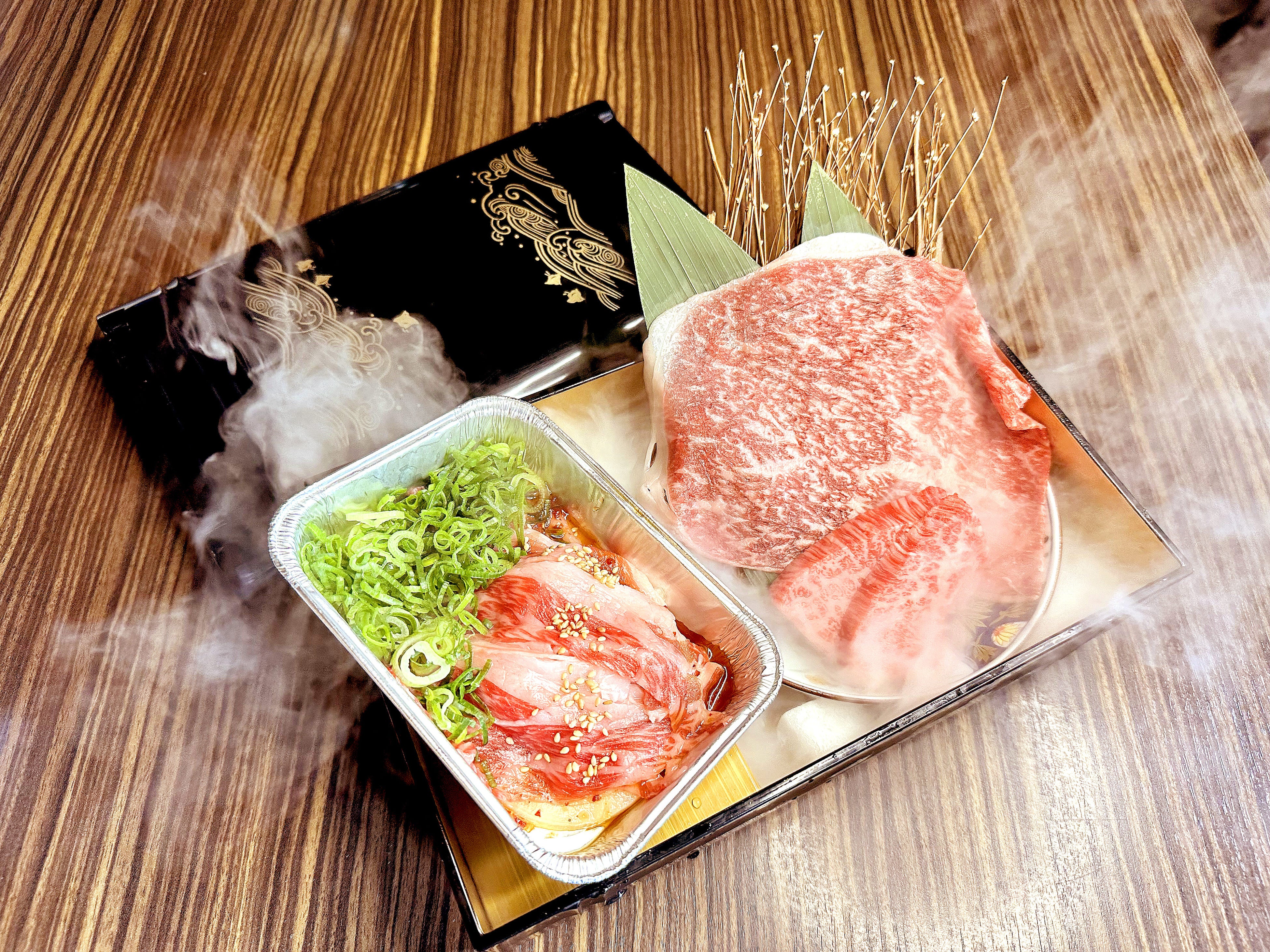 名物の和牛玉手箱（A5和牛すき焼きカルビ、はみでる和牛8秒炙り）※3,980円以上のコースには突き出しとして提供