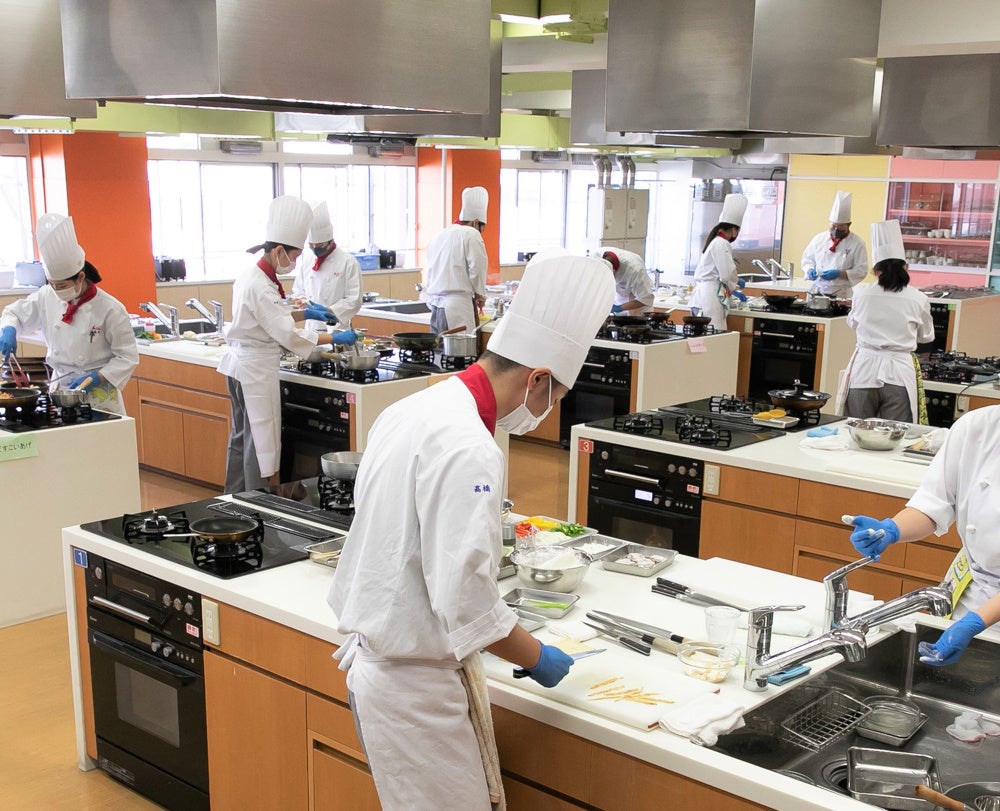 調理する学生
