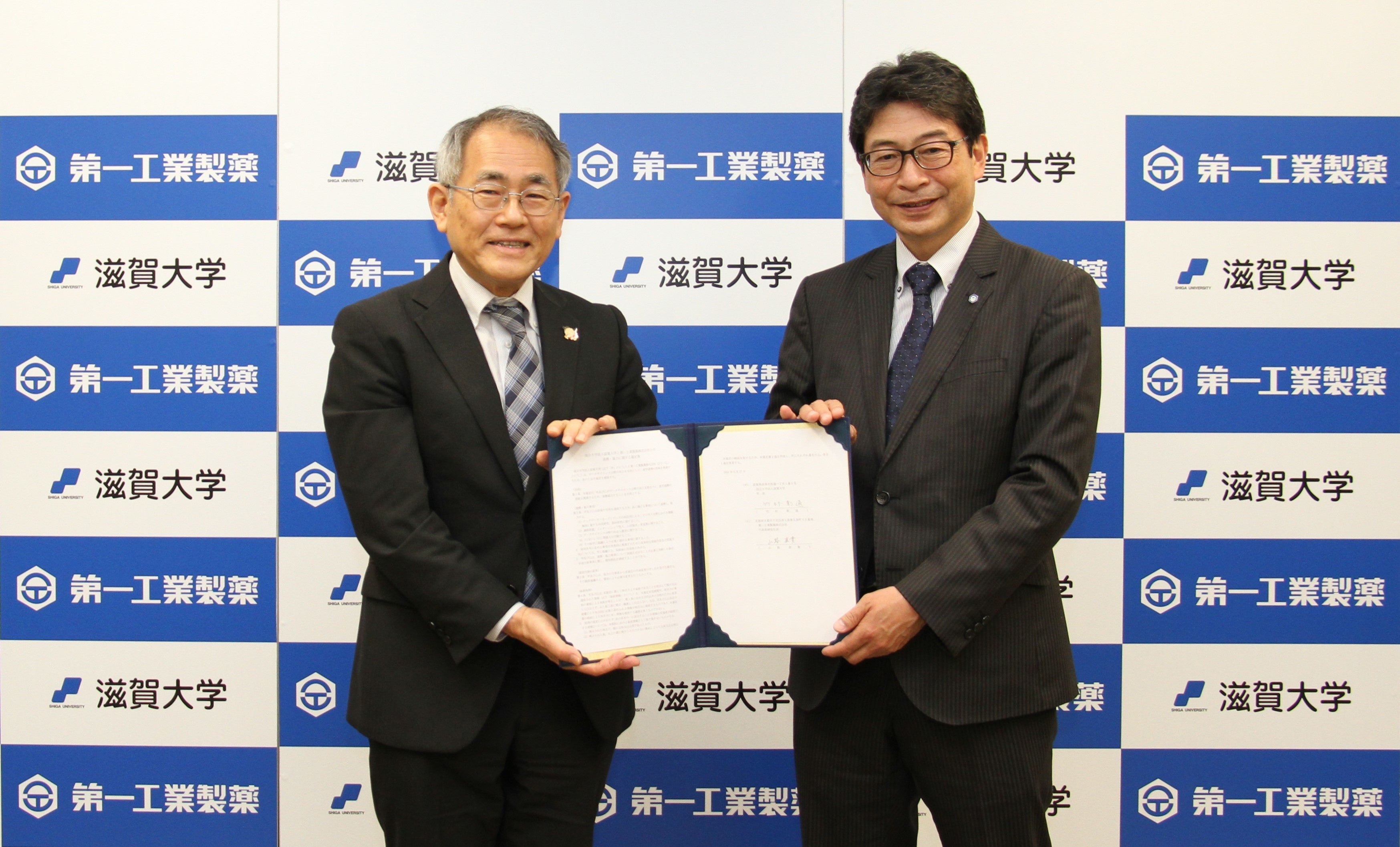 2022年5月27日　京都経済センターにて 　左：滋賀大学 学長 竹村彰通 　右：第一工業製薬 代表取締役社長 山路直貴