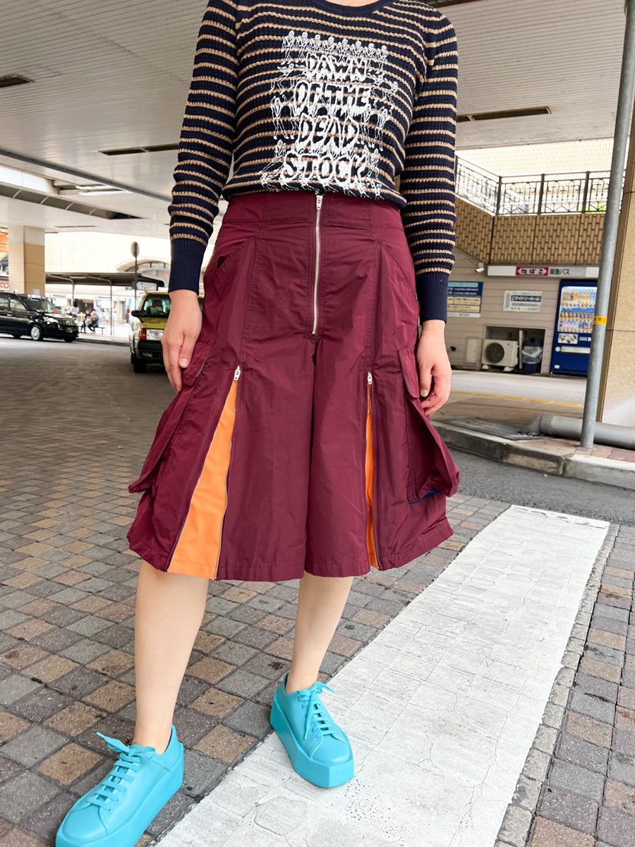 ボーダーにプリントが施されたカットソー