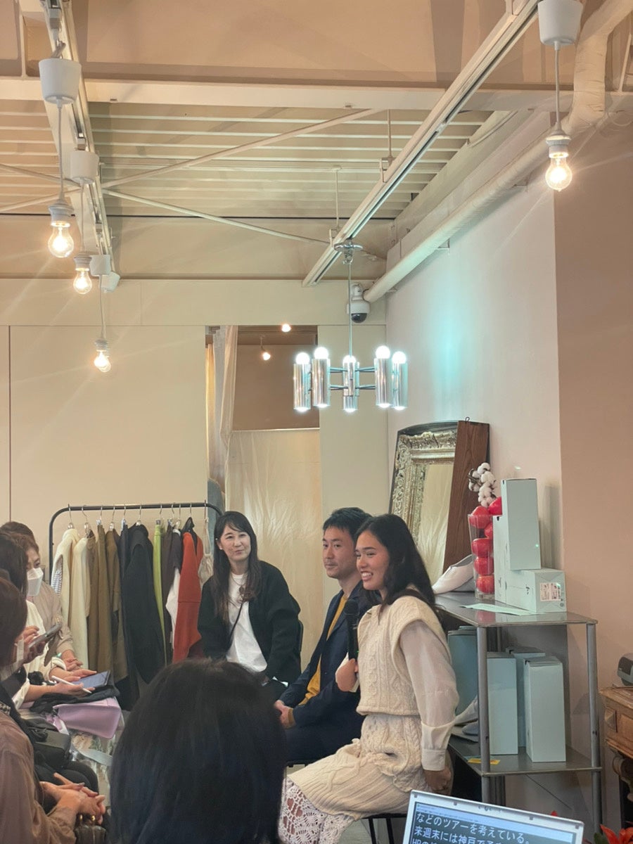 トークショーのゲスト、菊池信孝さん（中）、一ノ瀬メイさん（右）