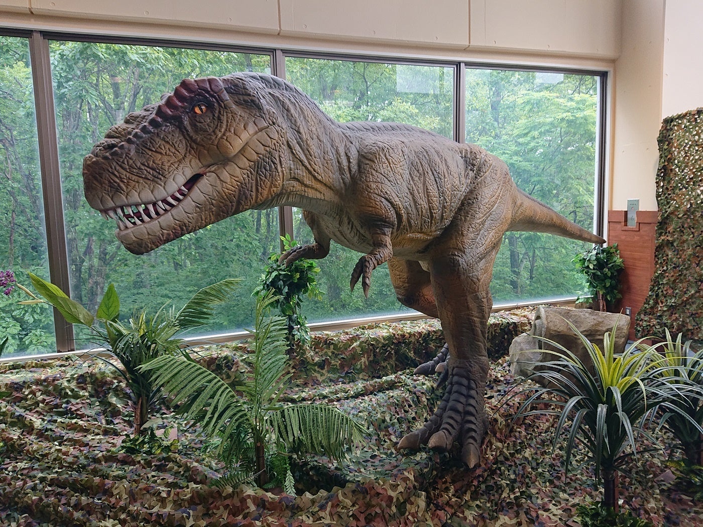 「大型恐竜ロボット（ティラノサウルス）」 サイズ：全長 約5m