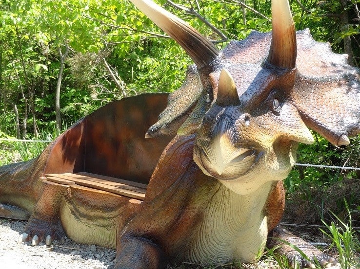 「恐竜ベンチ（トリケラトプス）」 サイズ：全長 約2.7m