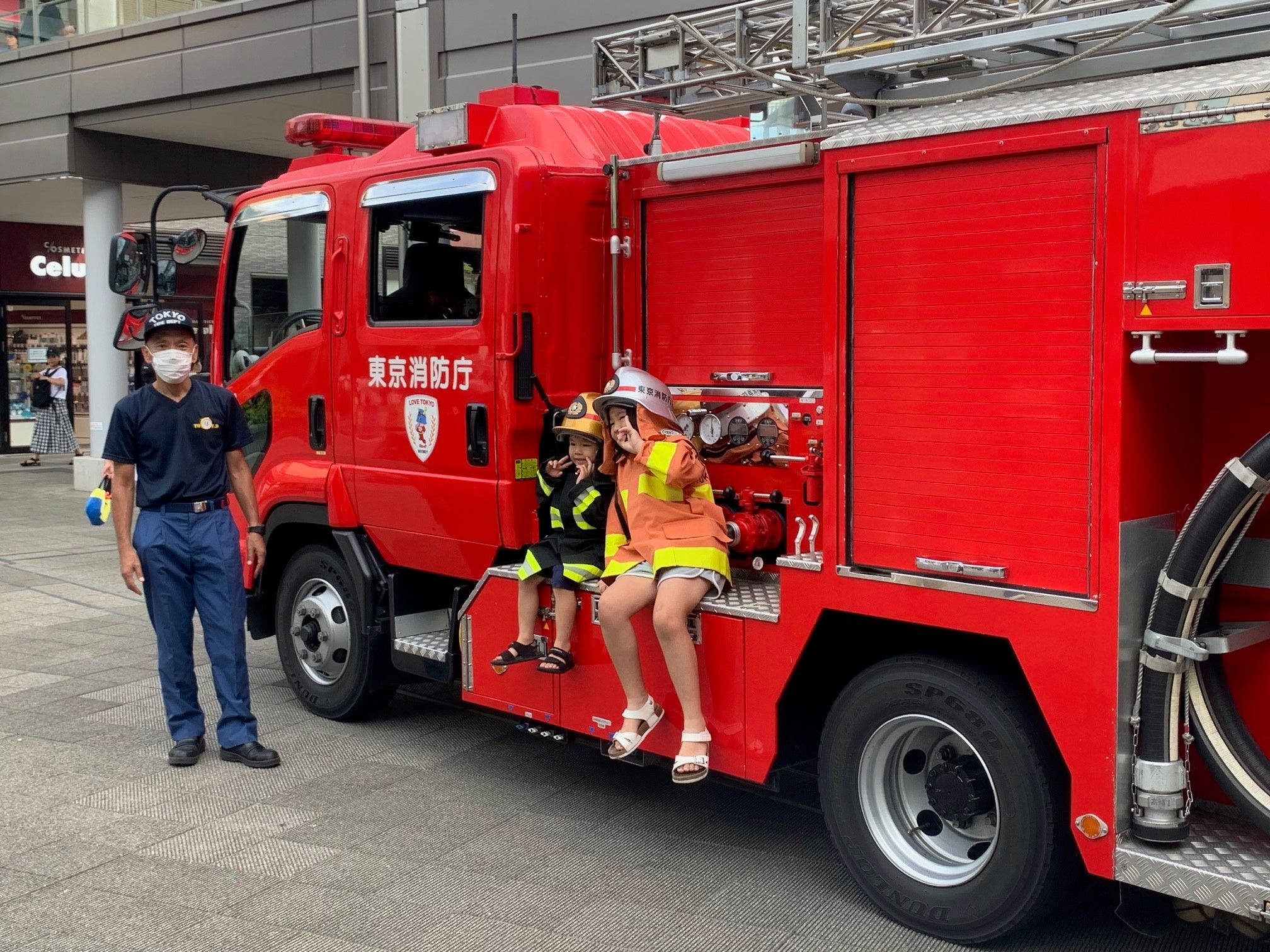 子ども用防火衣着装体験