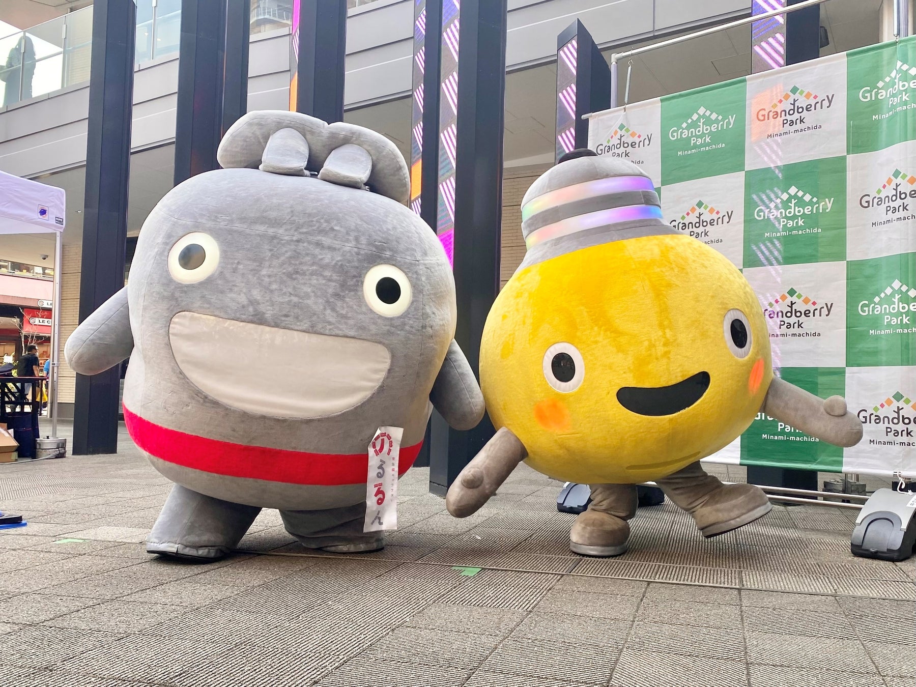 左:「のるるん」、右:「てるまる」