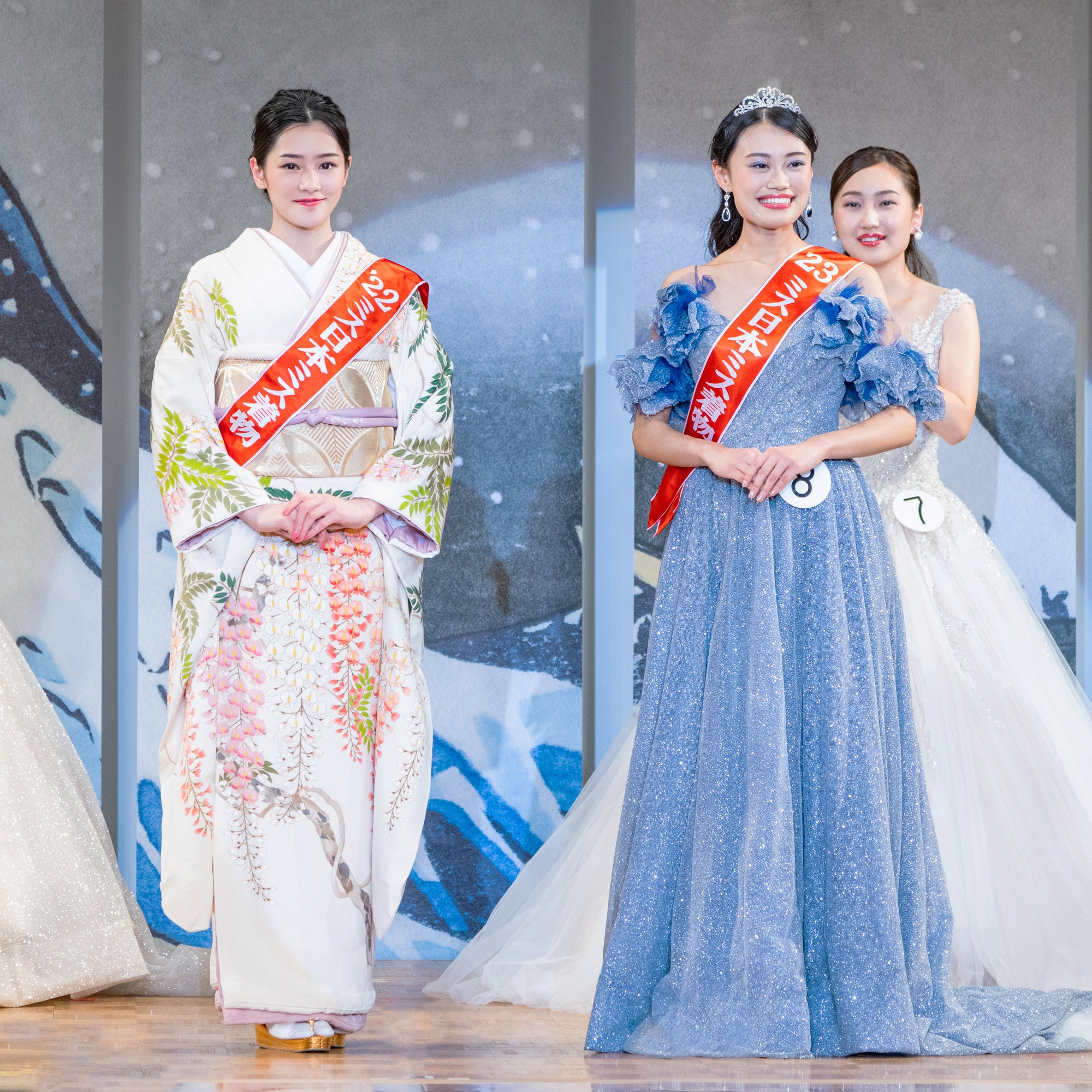 2023年大会の様子　左：佐藤梨紗子さん着用振袖衣裳提供：株式会社ビタースウィート・インターナショナル〈曽我グループ〉　右：2023ミス着物寺嶋琴さん　（写真提供：一般社団法人ミス日本協会）
