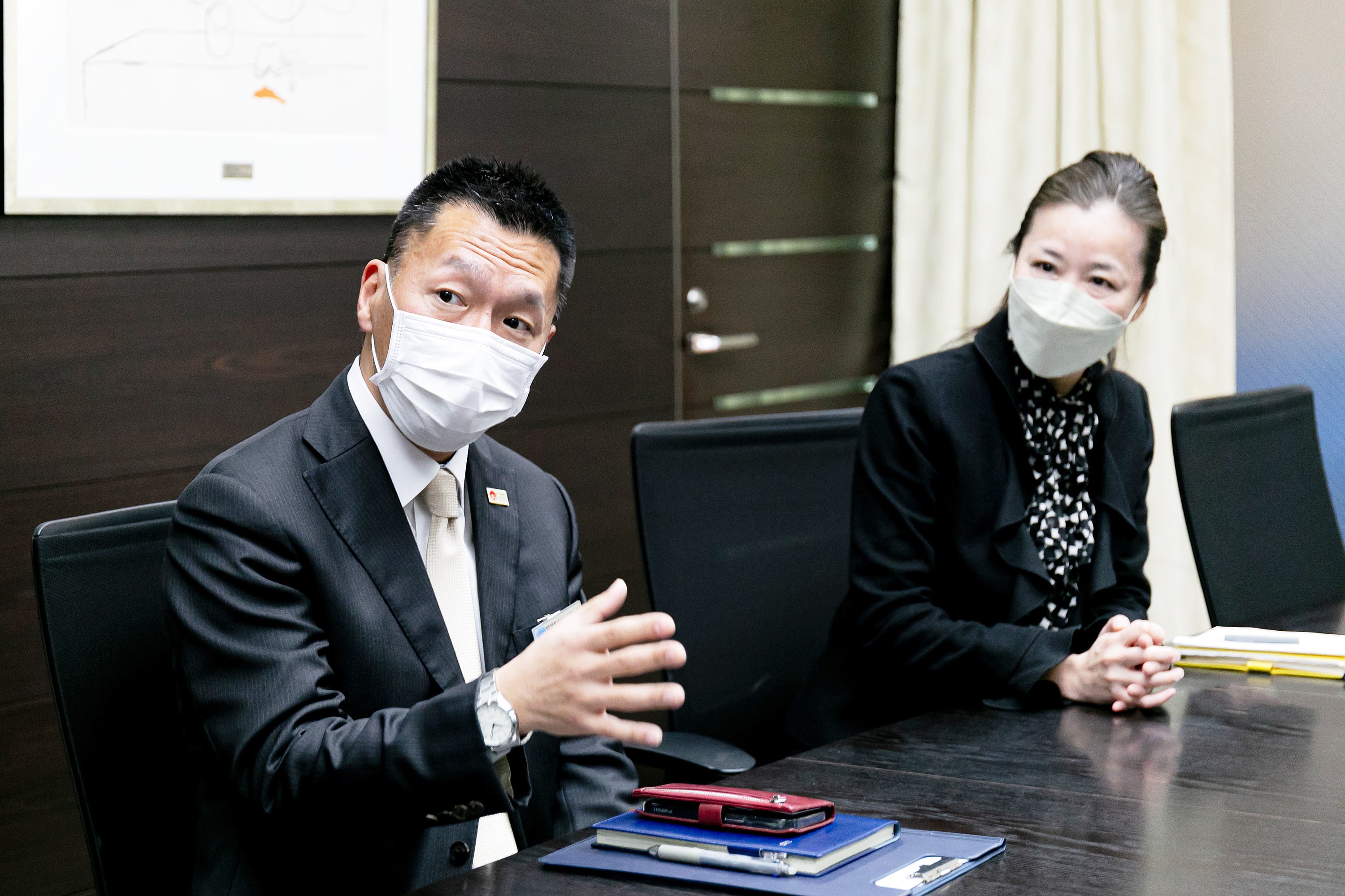 左より　日本ホテルスクール　教務室 中村室長、山本副校長