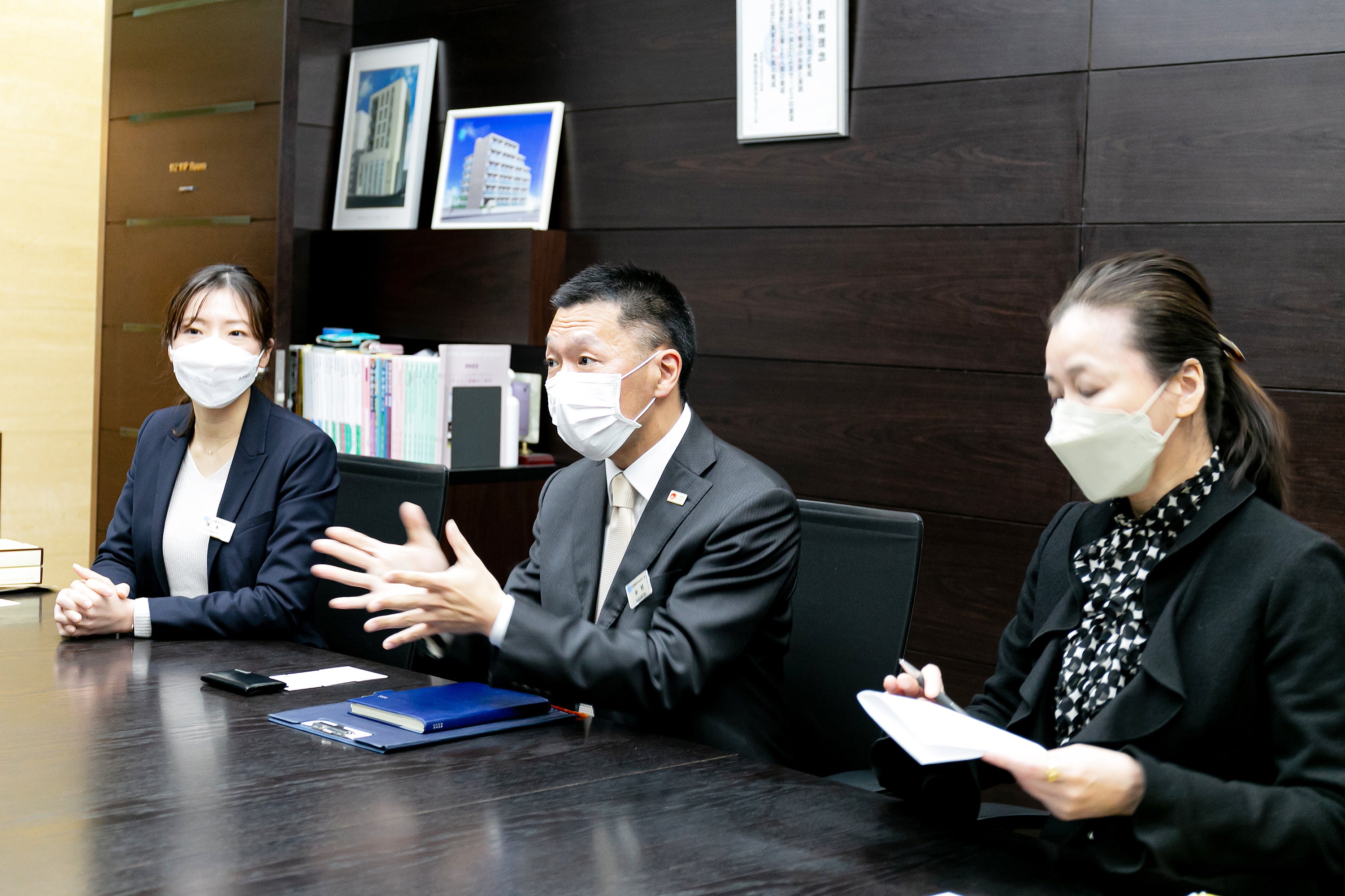 左より　塚本先生、中村先生、山本副校長先生