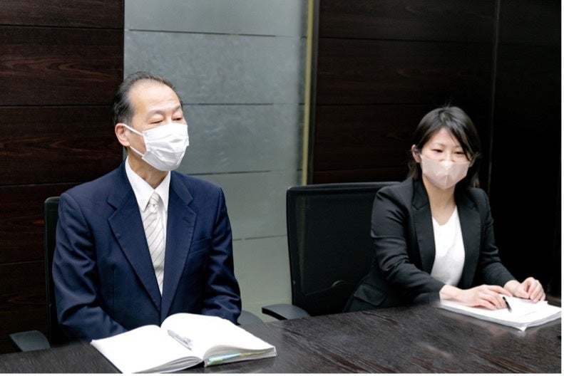 左より当社　担当営業 津吉スタッフ、トレーニング担当 地引スタッフ