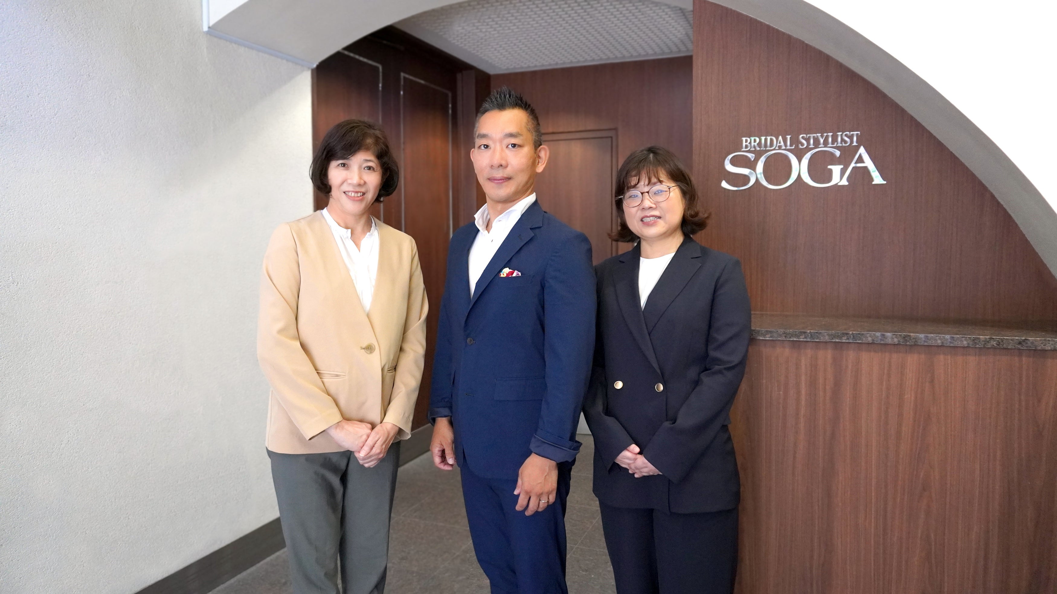 左より新関部長、曽我昌弘新社長、古井執行役員