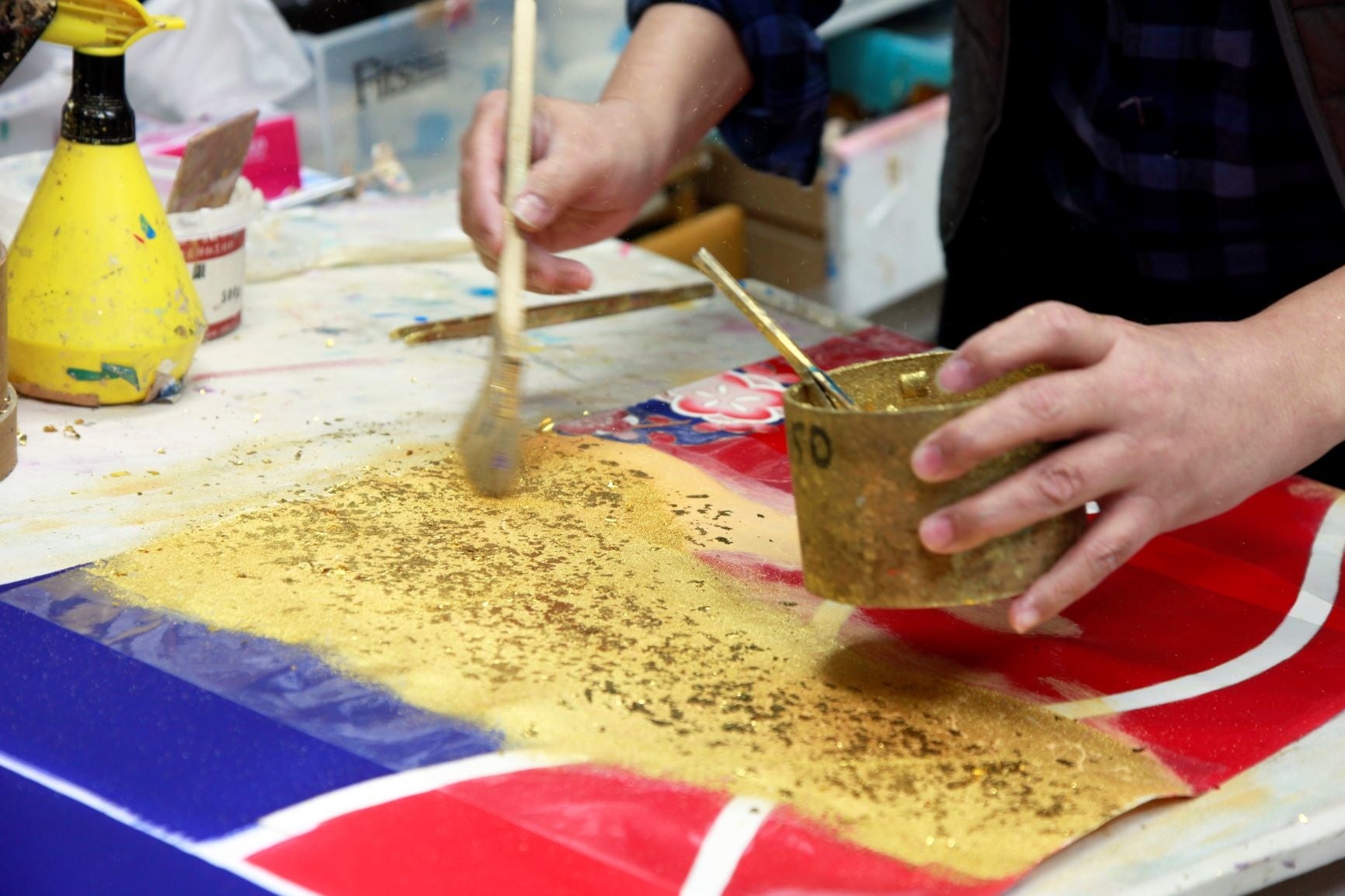 職人による摺箔作業