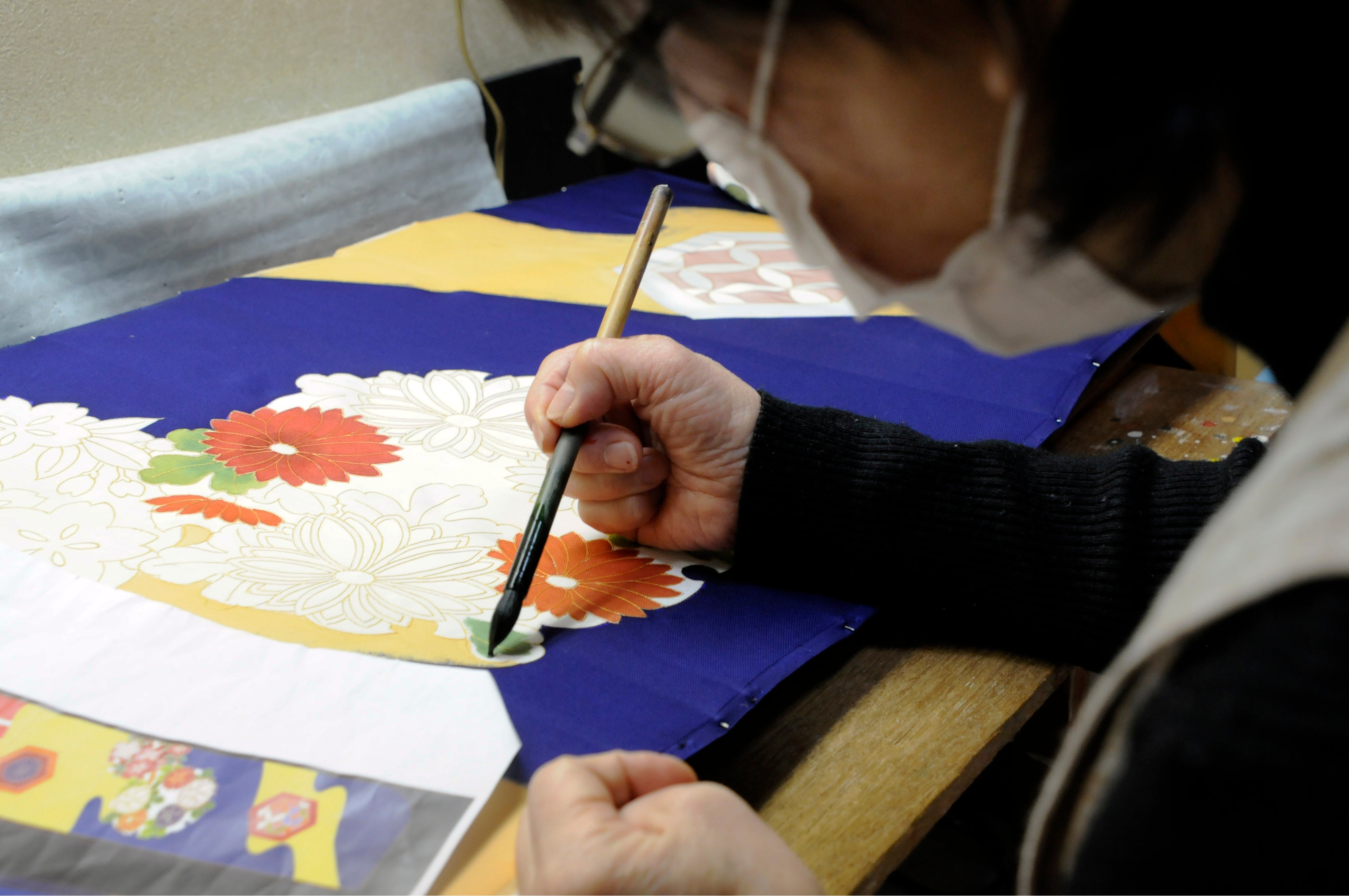 職人による染付作業（手描き友禅）