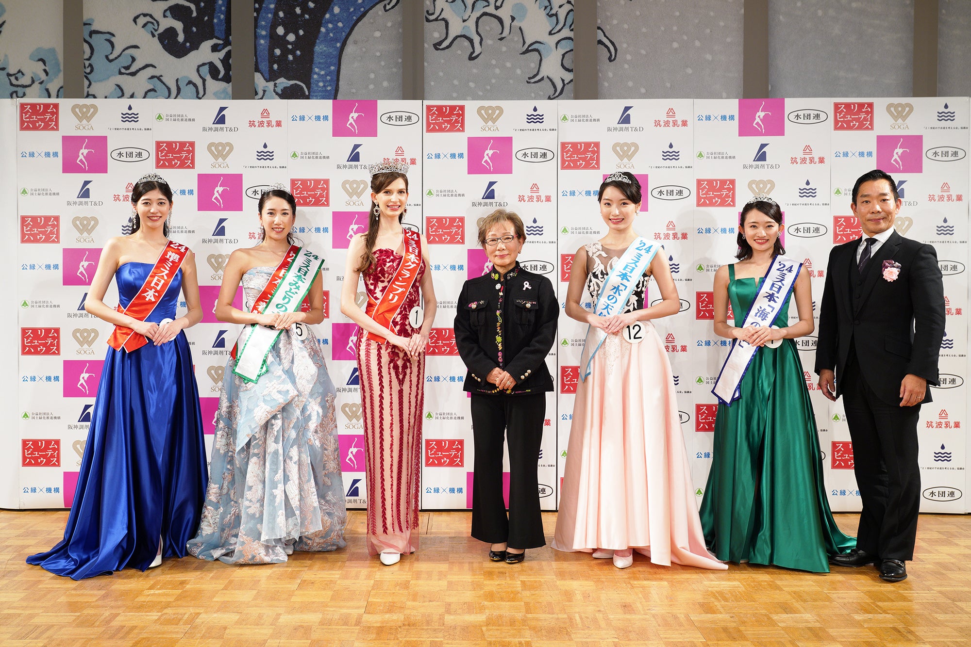 2024年大会受賞者の皆さまと（左より準ミス日本石村さん、ミス着物安藤さん、グランプリ椎野さん、曽我順子bs取締役、「水の天使」安井さん、「海の日」有馬さん、曽我昌弘代表取締役）