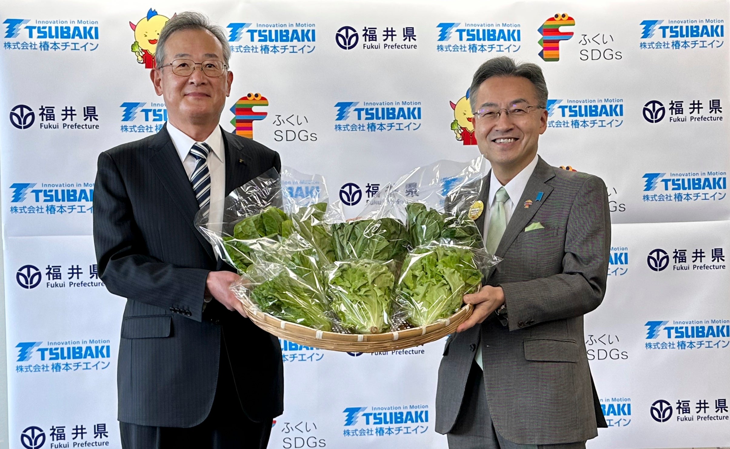 2023年2月14日、当社 木村隆利代表取締役 兼 COO（左）が、 杉本達治福井県知事を表敬し、植物工場新設の報告を行いました