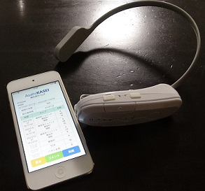 ウェアラブル端末のBluetoothマイク（右）