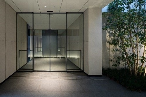 縦横のラインを組み合わせた鋭敏なデザインが都心の感性を主張します。