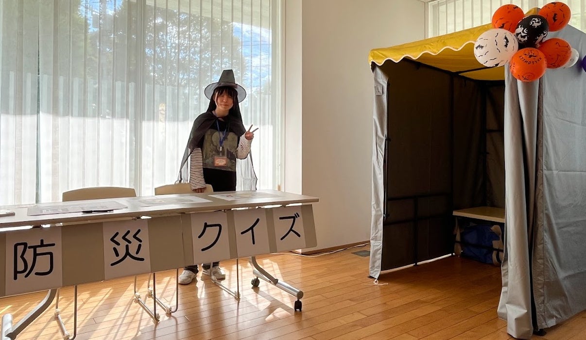 防災クイズコーナーと仮設トイレ