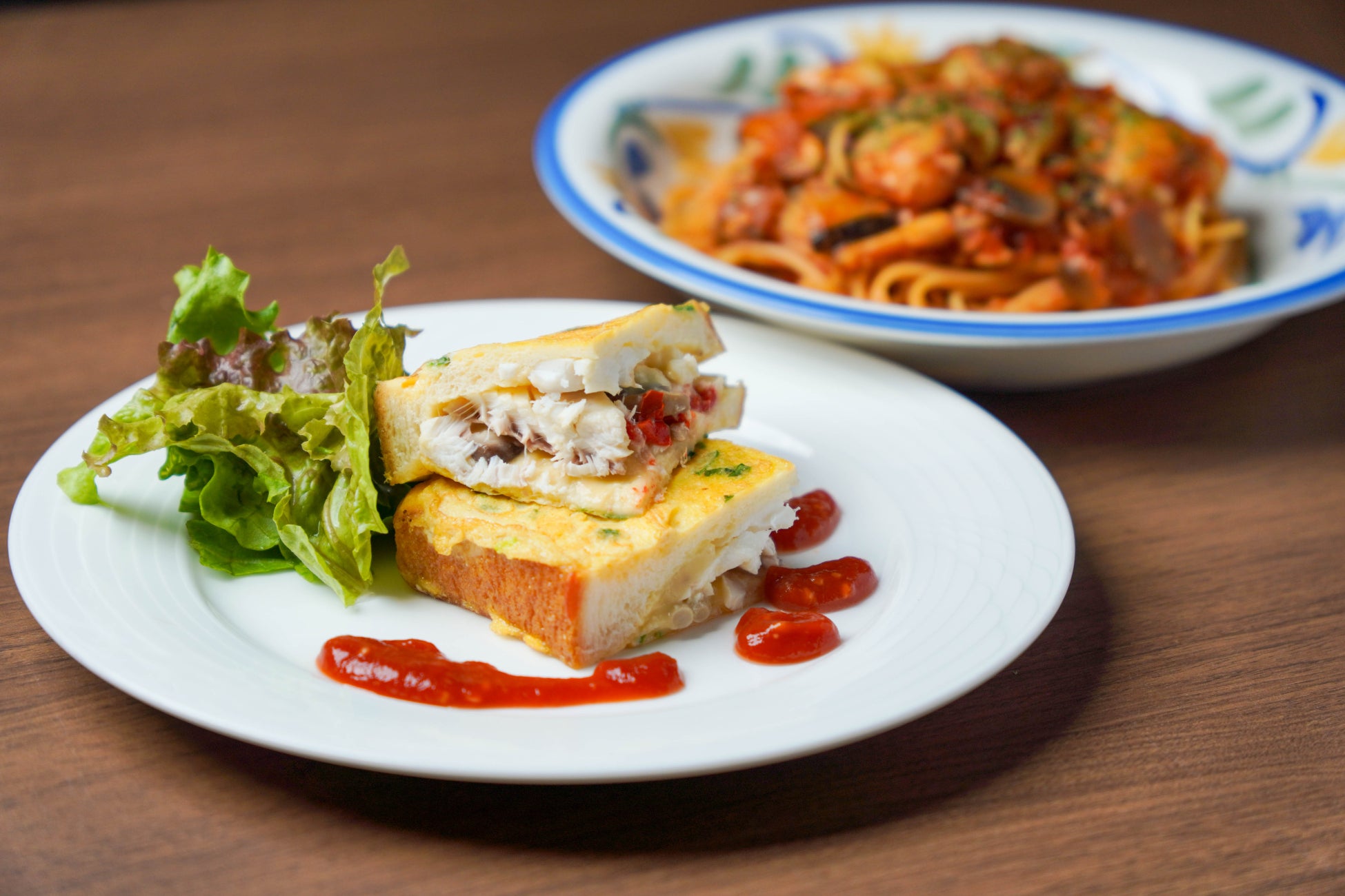 テゾリーナ・霞ヶ関一丁目食堂 パスタとのスペシャル定食(手前マダイのクリーム煮パンDEピカタ)