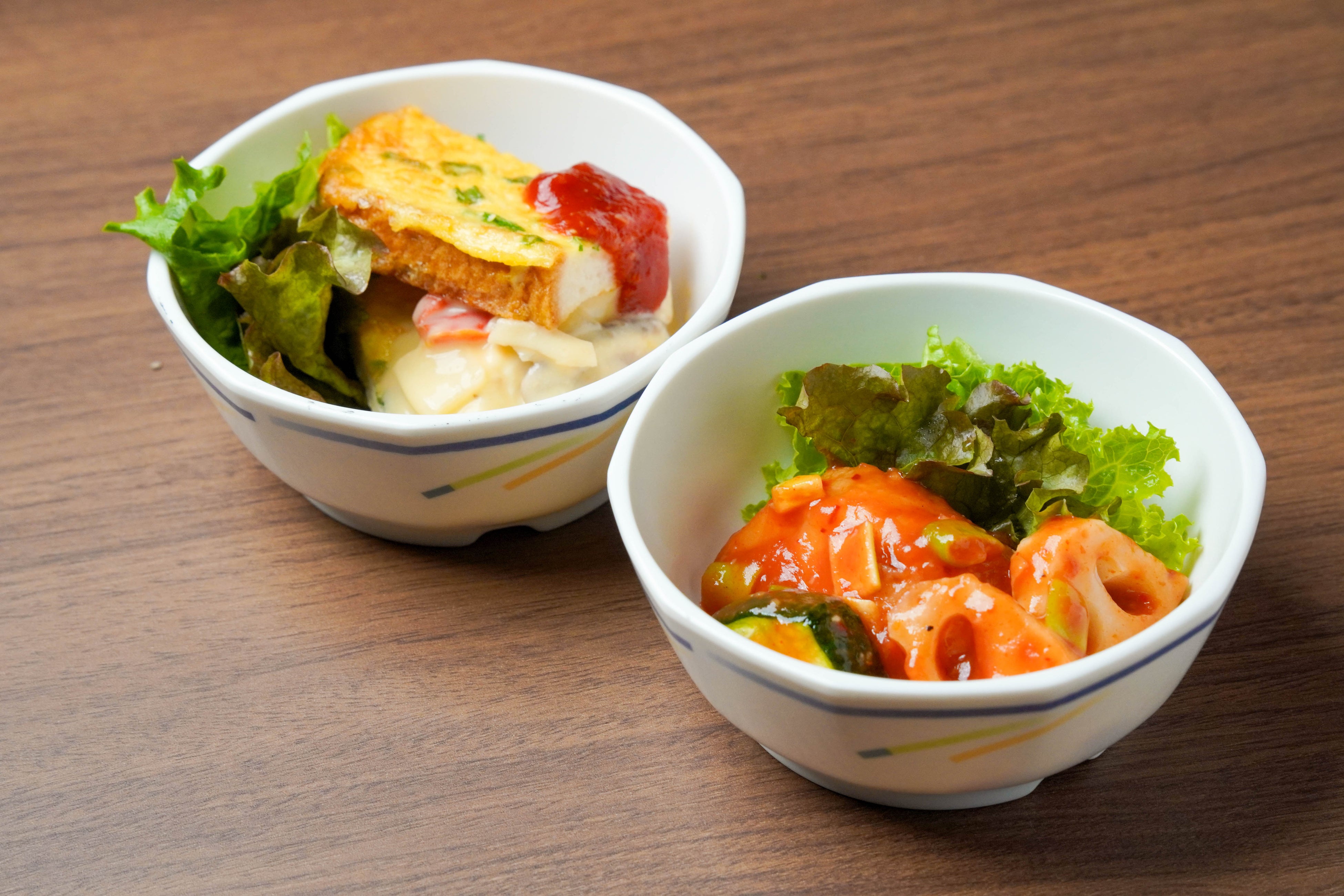 小鉢写真（左：「真ダイのクリーム煮パンDEピカタ」 右：「カレイとれんこんのチリソース」）