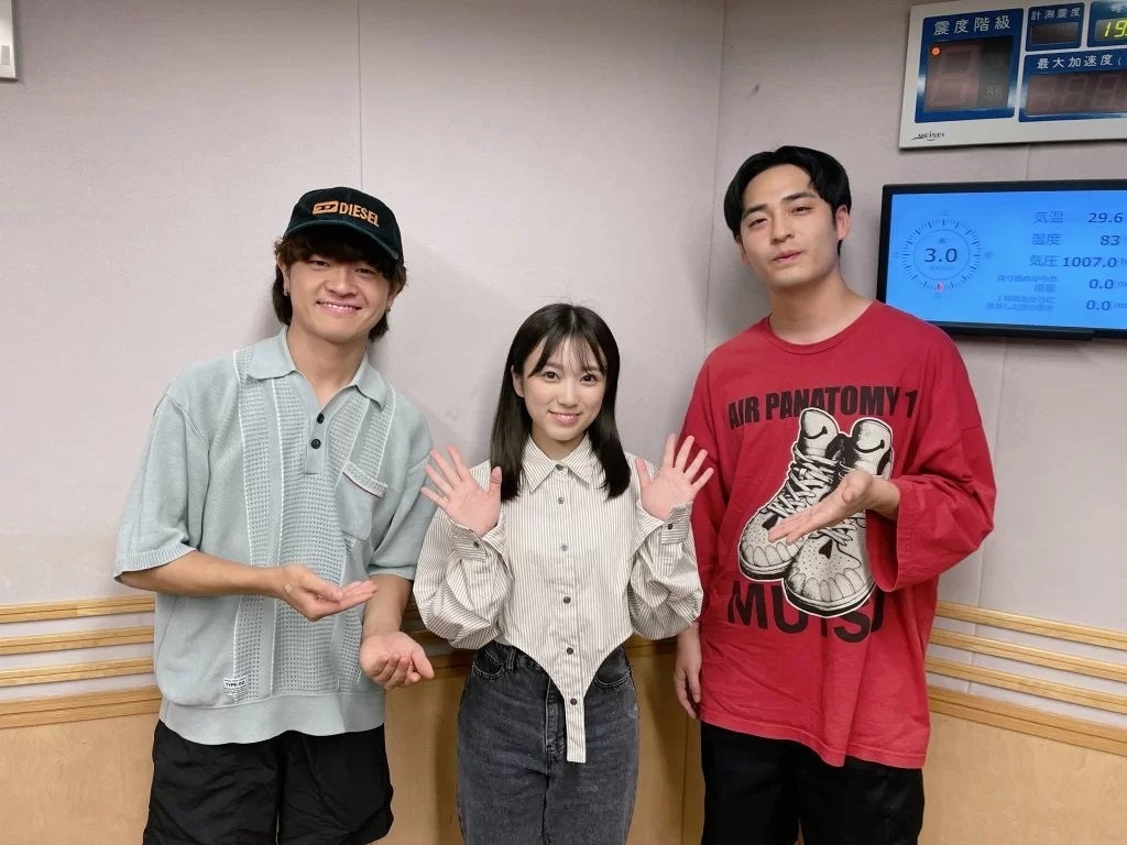 緑黄色社会・穴見真吾(左)、小林壱誓(右)、矢吹奈子(中央)