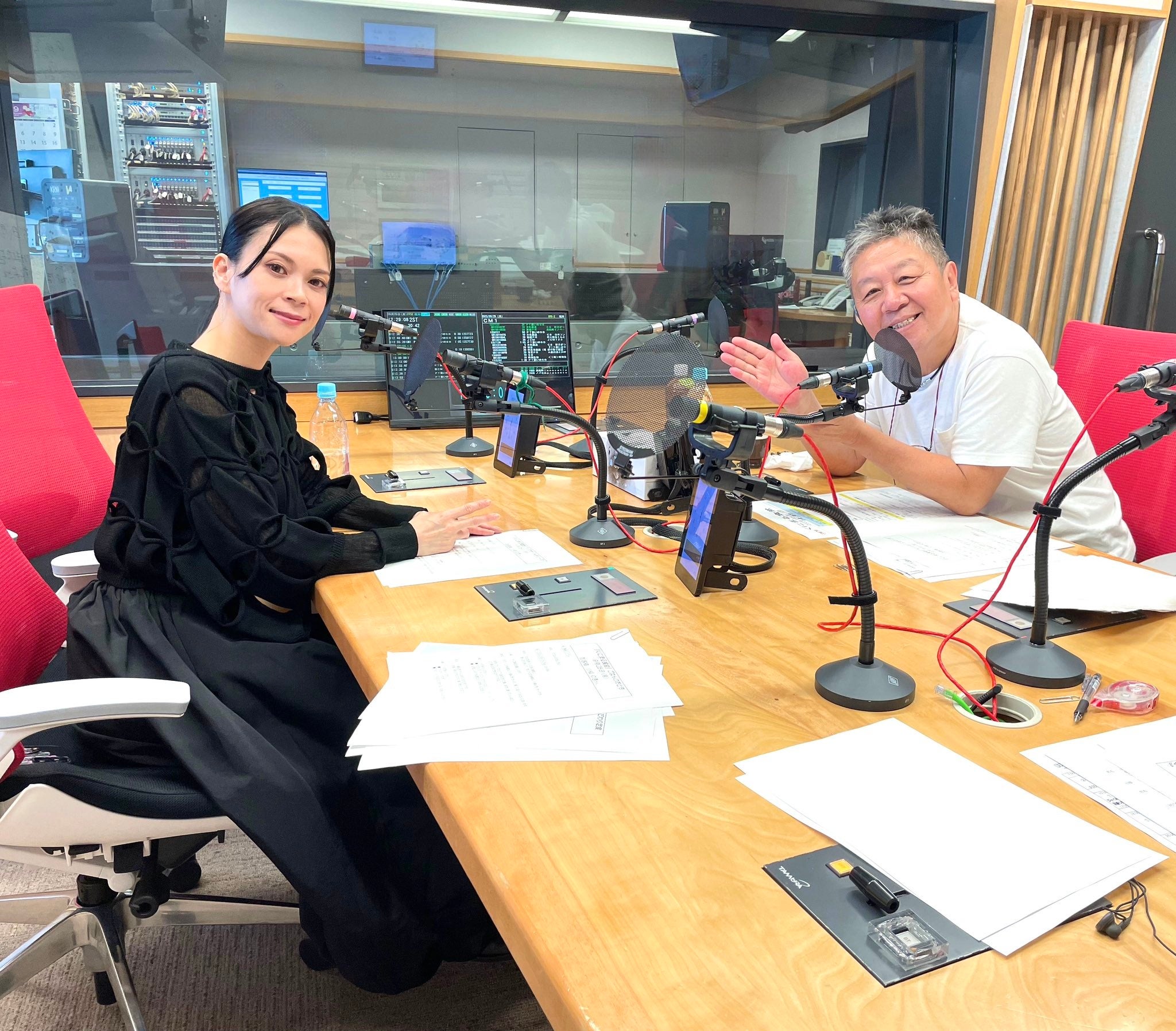 左から）小柳ゆき、野村邦丸